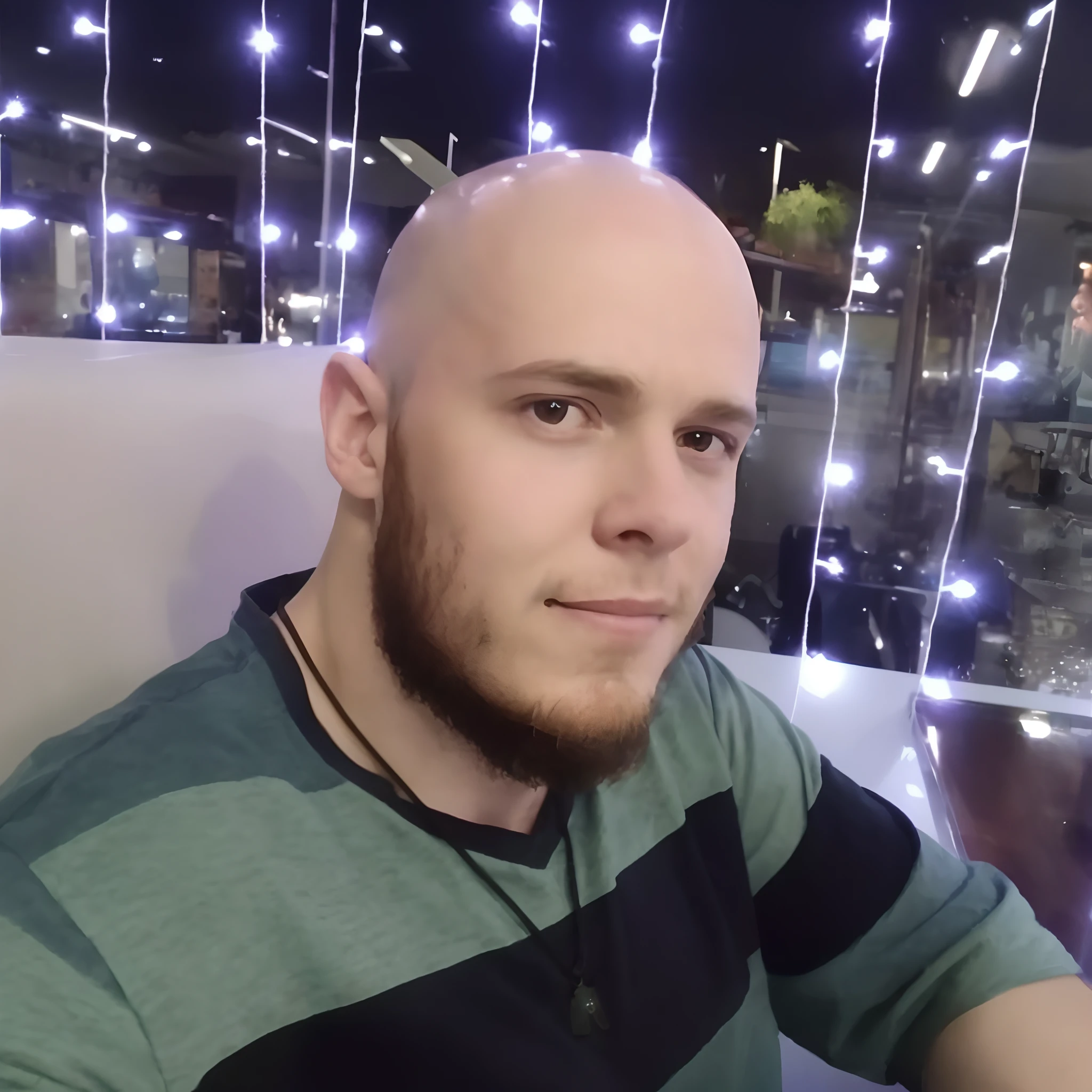 Arafed man sitting in a booth with a glass of wine, Streamer do Twitch / Jogador Ludwig, sem cabelo, completamente careca;, careca com barba curta, foto de perfil 1024px, Fotografia selfie 8k, cerca de 20 yo, sem barba, Anton Fadeev 8 K, foto de perfil headshot, parcialmente careca, balding, Artyom Turskyi