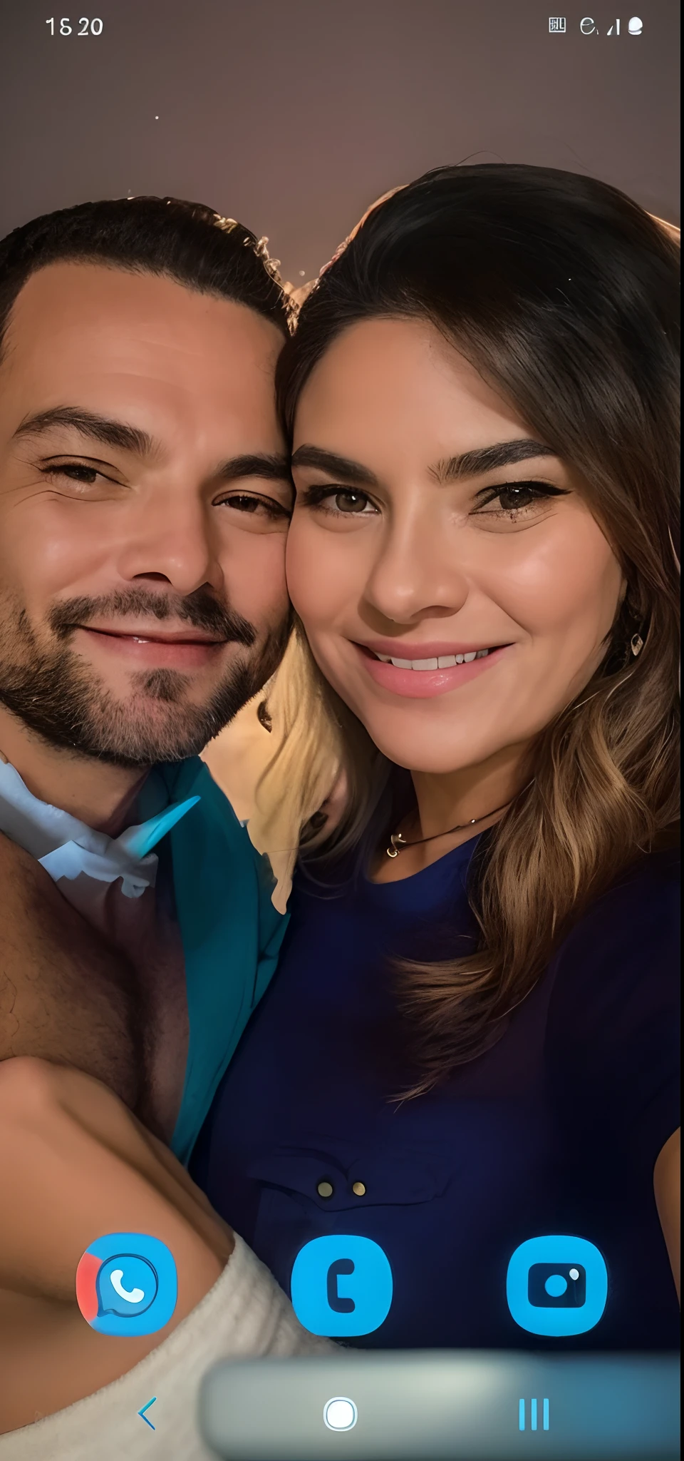 Homem e mulher posando para uma selfie com seus celulares, imagem de perfil, foto do perfil, par, momma and papa, Lovely couple, Directed by: Nandor Soldier, Casal feliz, taken in the early 2020s, facebook post, imagem de qualidade muito baixa, Postagem no Reddit, Fotografia tirada em 2 0 2 0, 4 k post