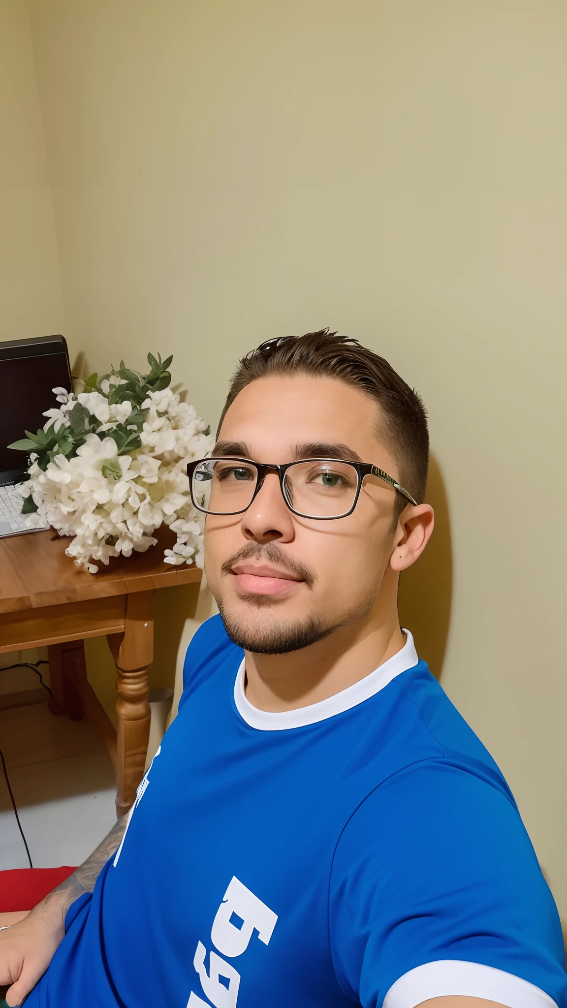 There's a man sitting on a chair with a palmeiras team jersey, 2 7 anos, with nerdy glasses and goatee, 2 9 anos, 3 2 anos, 2 8 anos, with glasses and goatee, 2 3 anos, 38 anos, 3 6 anos, com nerd! glasses! e cavanhaque, 2 4 anos