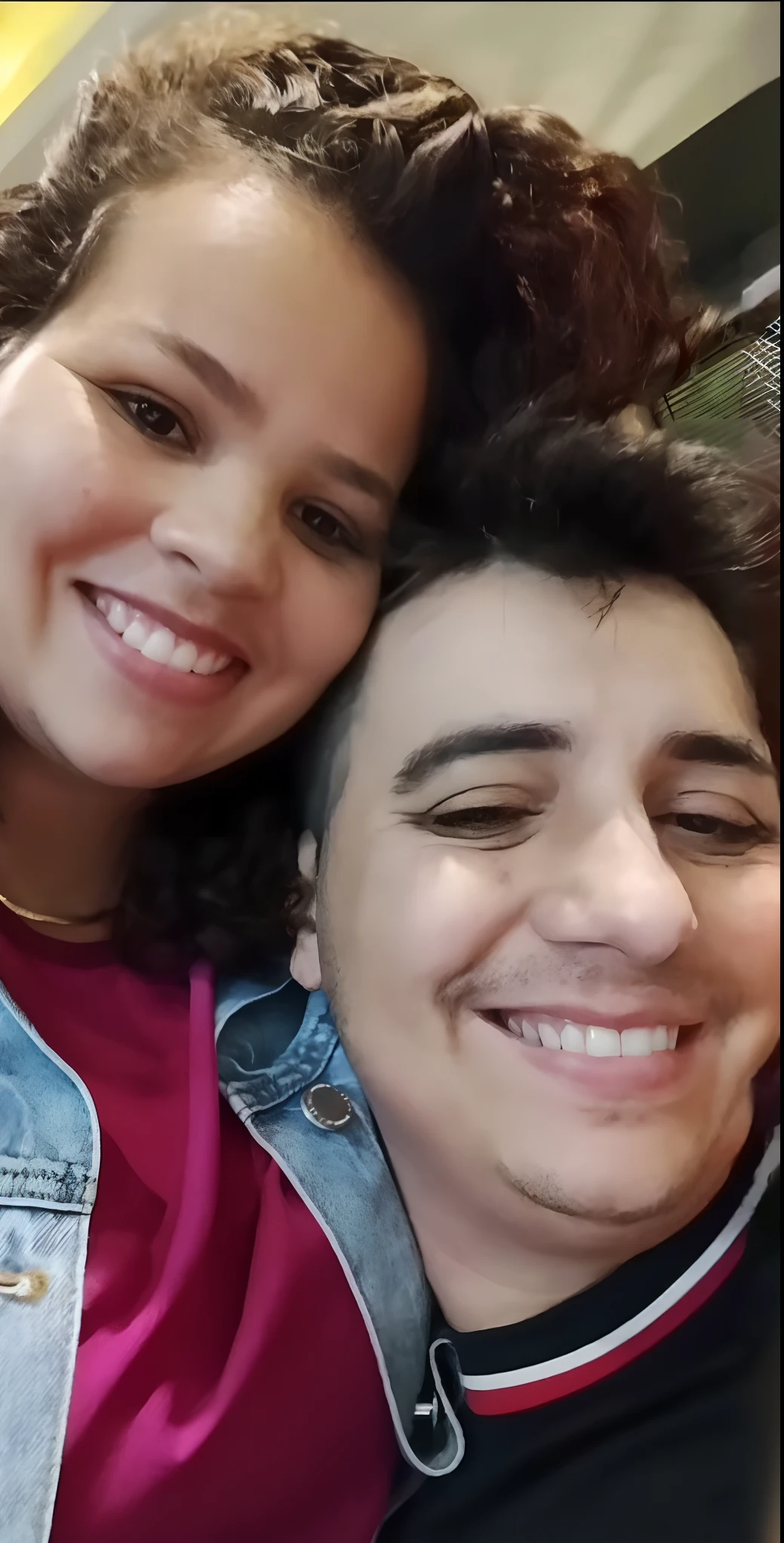 Casal sorrindo mulher cabelo cacheado homem cabelo liso