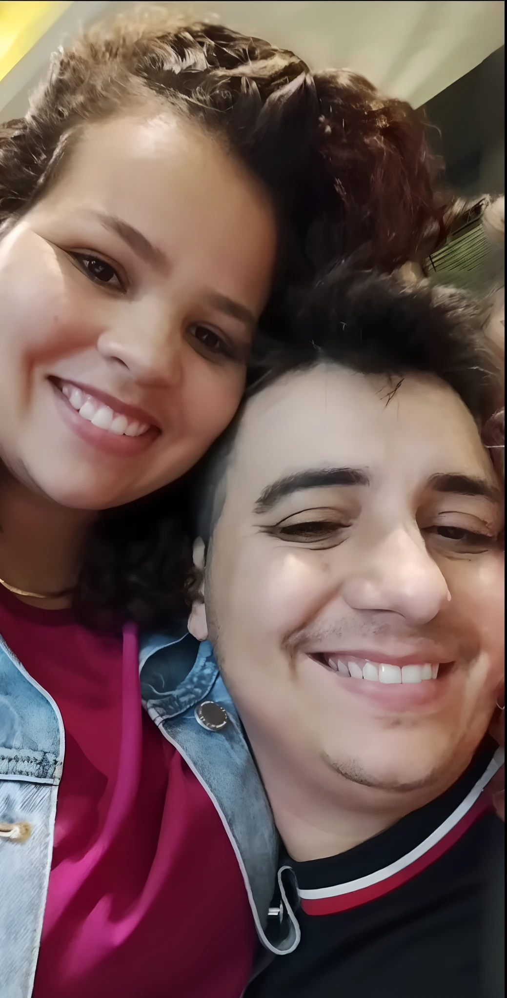 Casal sorrindo mulher cabelo cacheado homem cabelo liso