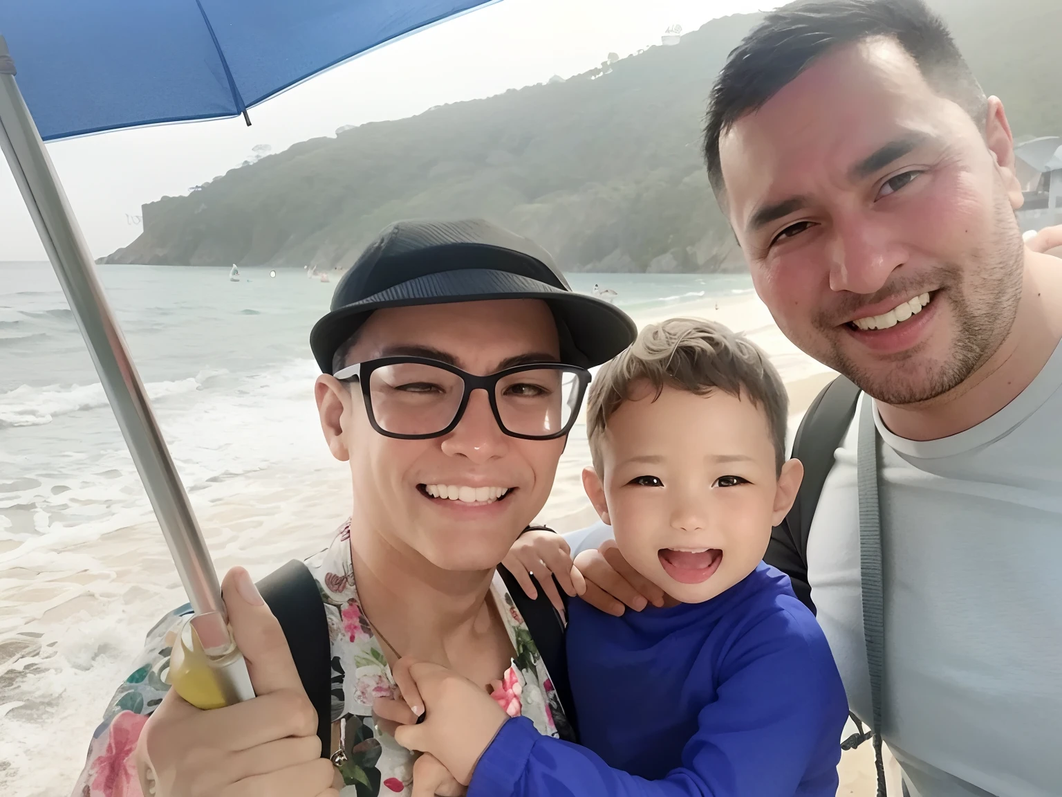 Smiling family on a boat with umbrellas in the water, vacation photo, fami, marido esposa e filho, na praia, Familiar, perto da praia, divertindo-se, standing near the beach, imagem de perfil, com rostos molhados!!, Happy family, na praia, no oceano, Family photo, Postagem no Reddit, na praia, Praia, holiday season
