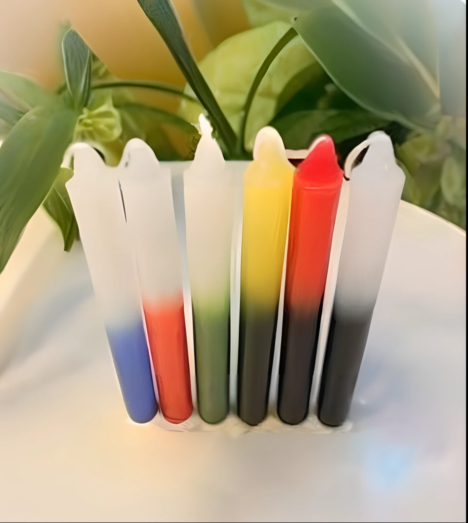There's five candles that are sitting in a glass, cera de vela, Velas de cera, multiple colors, rainbow colored rockets, velas pingando cera, sterile colors, cera pingando vela, velas pingando, Velas, 6 cores, multi cores, corante dividido, velas flutuantes, velas acesas, feito de cera brilhante, vela pingando cera branca, multicolor, colorful gels
