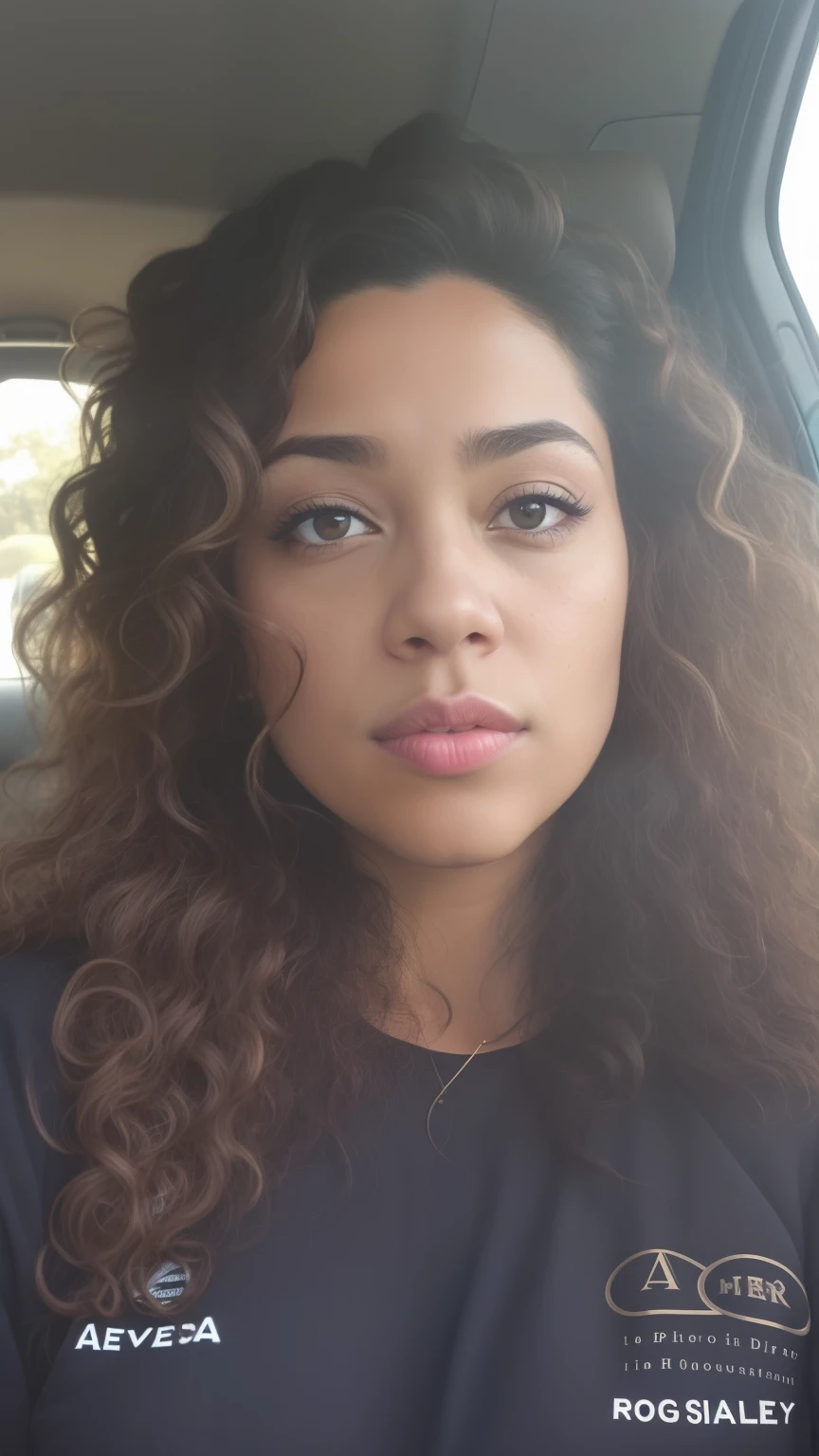 There's a woman with long curly hair sitting in a car, foto de perfil headshot, Mulher de 30 anos, 3 0 anos de idade mulher, seu rosto emoldurado com cachos, foto do perfil, mixed race woman, imagem de perfil, cabelos cacheados, sem maquiagem cabelo ondulado, mixed race woman, selfie de uma jovem mulher, Tessa Thompson inspirada, olhando para o lado