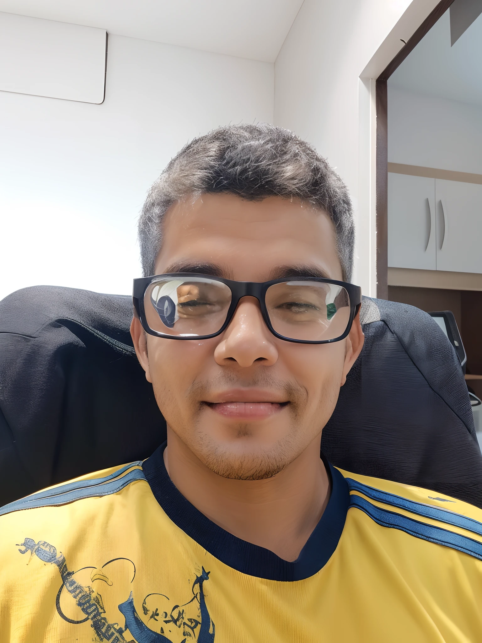 Smiling Man Illustration, sorriso insano, Homem de pele marrom com um sorriso gigante, happily smiling at the camera, sorriso atrevido, he's smiling, sorriso muito grande, Macho sorridente, foto de perfil headshot, rindo sorriso enorme, desenhando no estilo de Arte 3D, c4d, fundo de cor branco puro, estilo disney, estilo pixar render ilustracao Super Detalhe, 8k