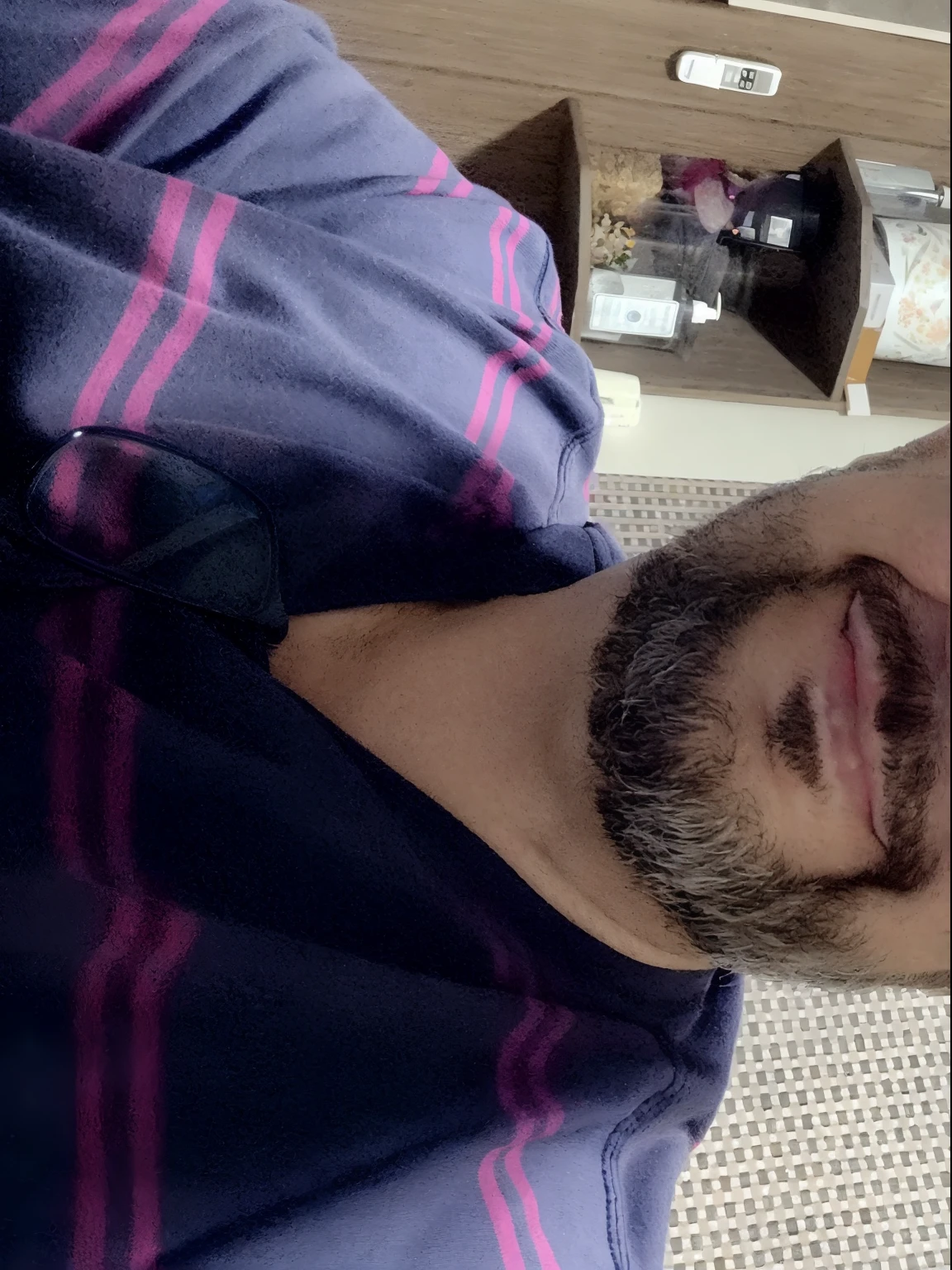 There's a man in a hat and sunglasses in front of a clock, Fotografia Selfie 8k, Reflexo do iPhone na viseira, Selfie de um homem, imagem de qualidade muito baixa, Homens de 45 anos, reflexo do telefone na viseira, Homem de 4 0 anos, wearing sunglasses and a cap, cerca de 3 5 anos, Selfie!!!!! de um homem