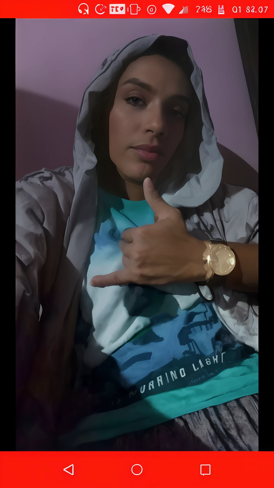 There's a man sitting on a couch with a hood on, new song, inspirado em Jorge Jacinto, arrepiante, arte digital!!, low quality video, (((((((sem brilho))))))), imagem de qualidade muito baixa, Filmagens de baixa qualidade, ☁🌪🌙👩🏾, [ arte digital ]!!, ungina real, nice lighting, Modelagem de Ensaio