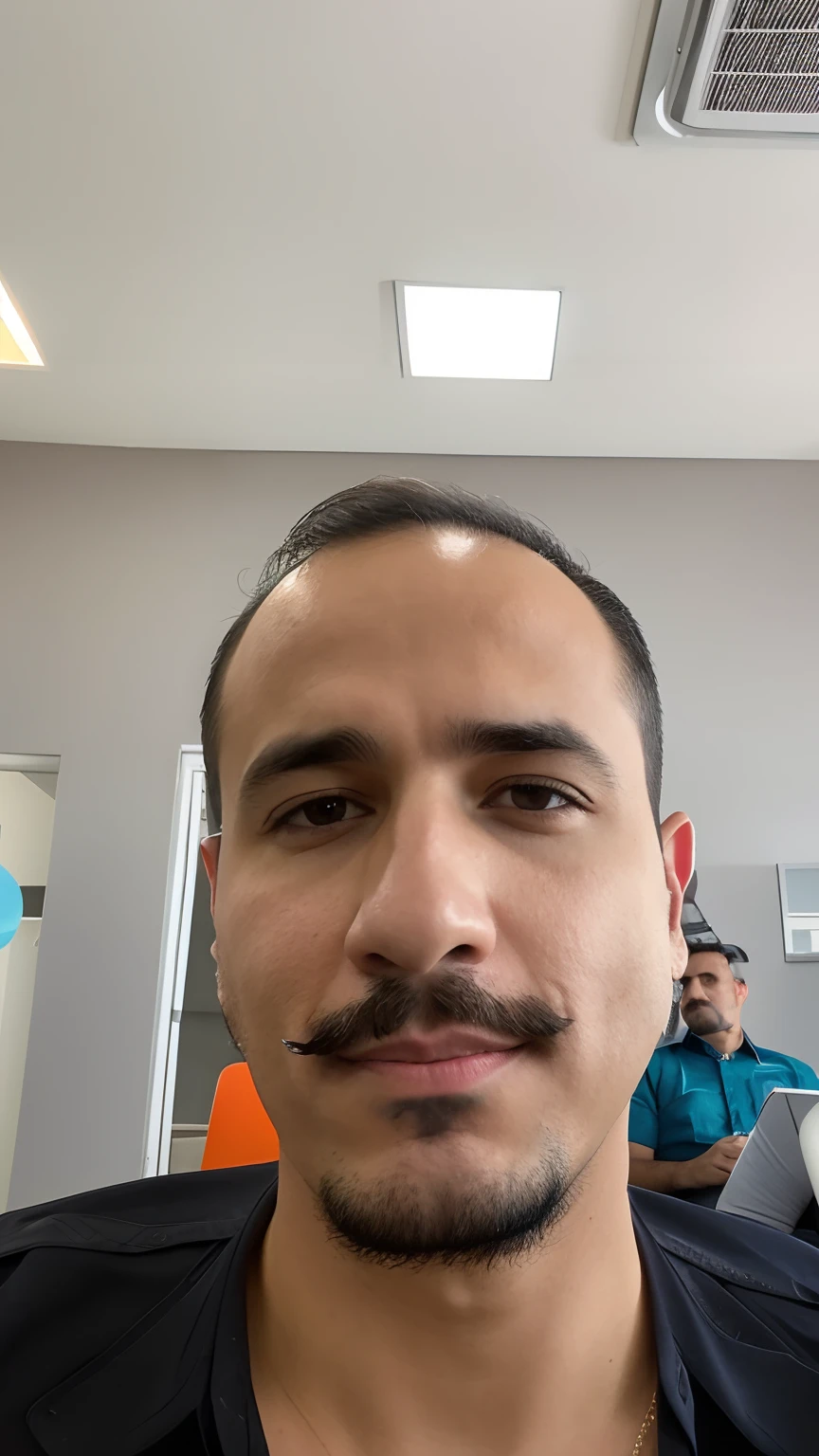 there is a man that is sitting down with a tie on, Fotografia selfie 8k, 2 9 anos, 2 7 anos, 2 8 anos, Bigode mexicano, sem bigode, tiny thin mustache, Homem de 4 0 anos, 3 2 anos, 2 3 anos, detailed unblurred face, 8k sem desfoque, 38 anos