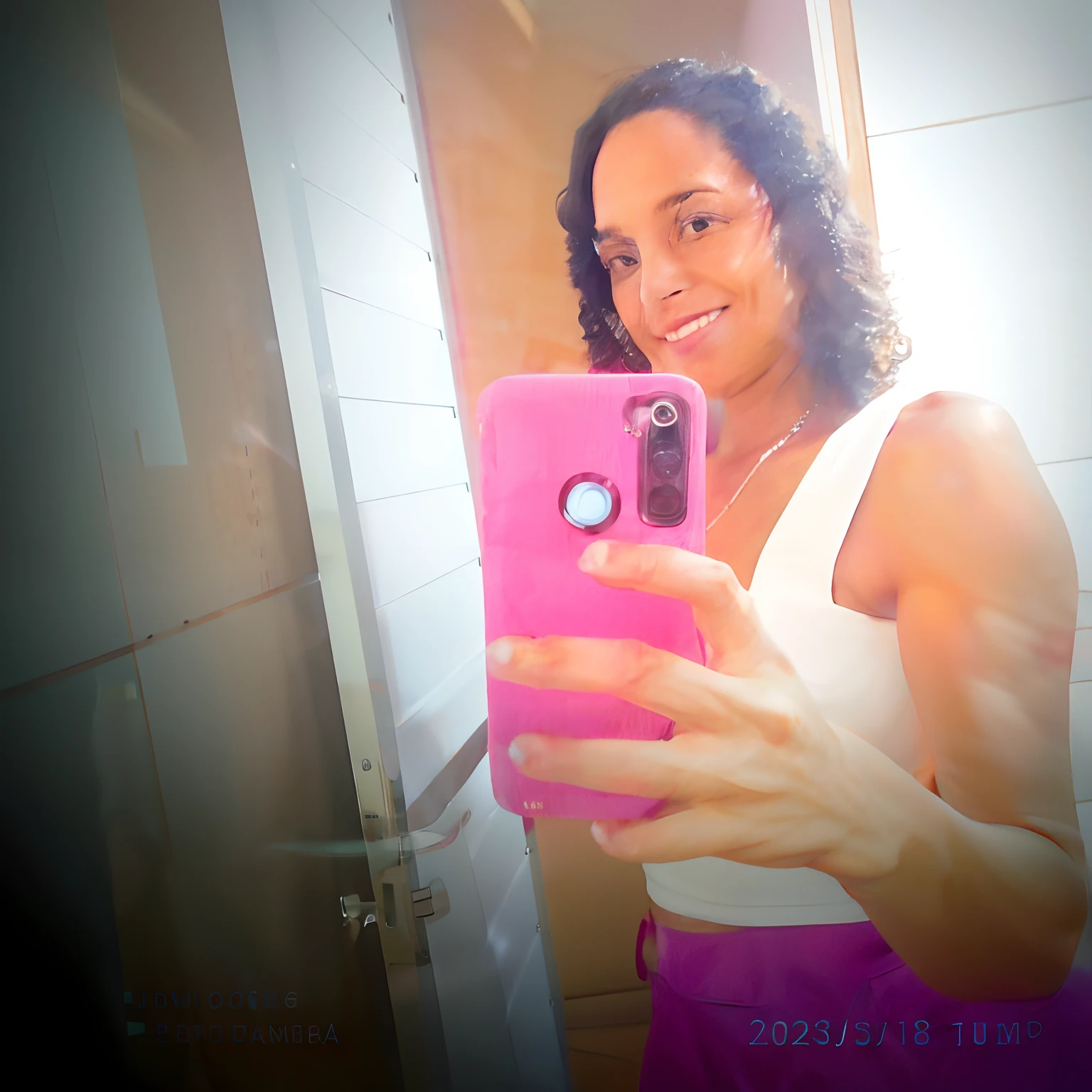 there is a woman taking a selfie in a mirror, imagem de qualidade muito baixa, taken in the early 2020s, Mulher de 30 anos de Cuba, tiradas em 2022, beutifull, selfie de uma jovem mulher, (38 anos), fotografia de baixa qualidade, no banheiro, foto fit