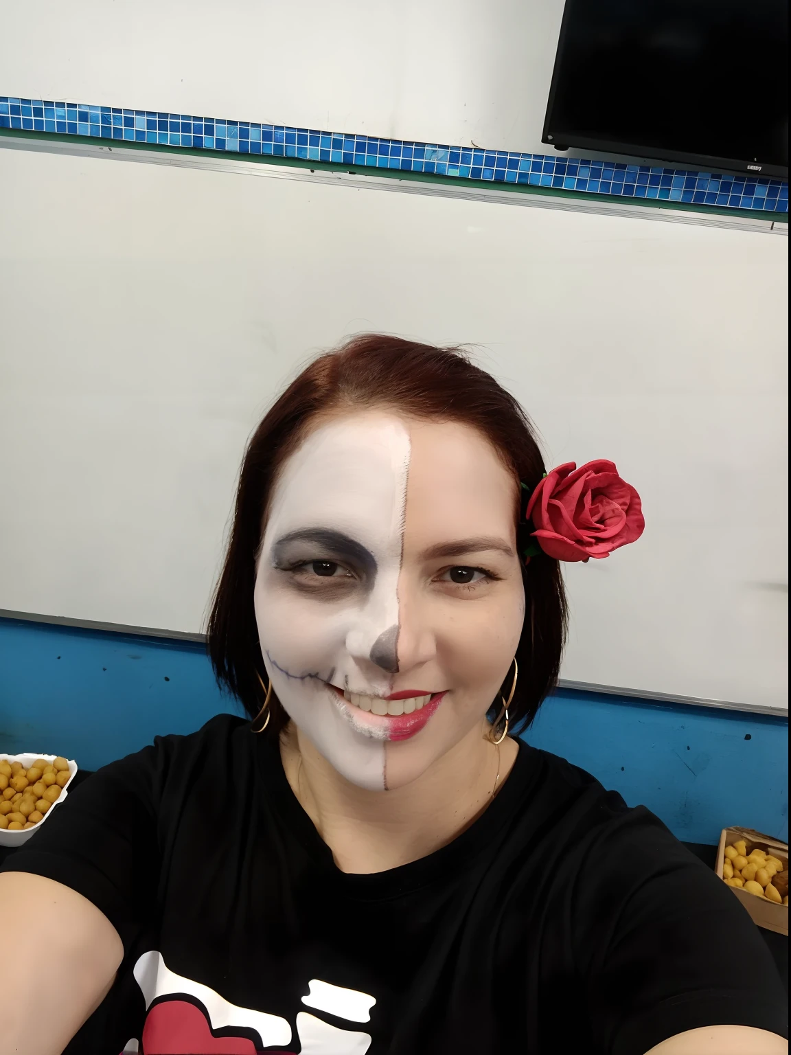 There's a woman with face paint and a rose in her hair, half skull half face, metade mulher metade esqueleto, half skull face, Meia cara, olhar assustador, Dia de Finados:!!, cara assustadora, O Dia dos Mortos!, Celebrando o Dia dos Mortos, Dia dos Mortos Maquiagem, Dia de Finados:, pintura facial, pintura facial