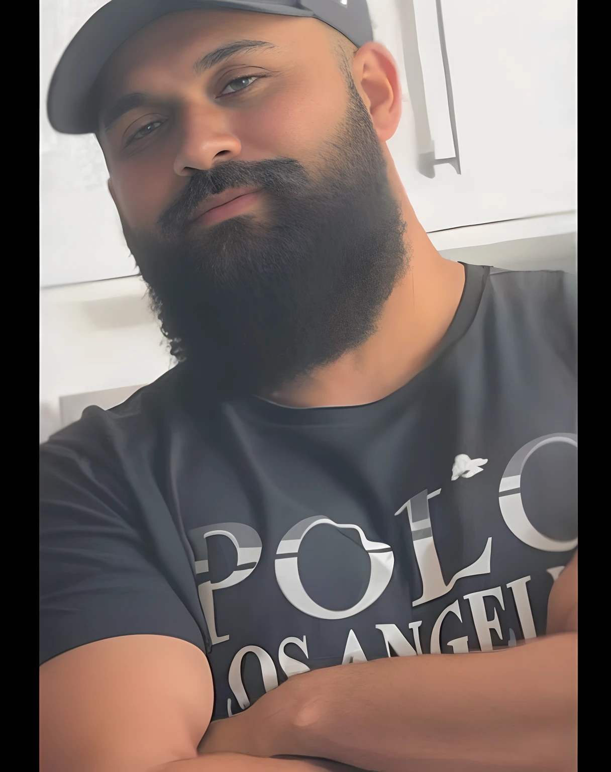 Man with beard and baseball cap standing with arms crossed, taken in the early 2020s, com uma barba preta cheia, 3 2 anos, barba cheia, 3/4 perfil, foto de perfil, Riyahd Cassiem, 3 6 anos, foto de um homem, Homem de 4 0 anos