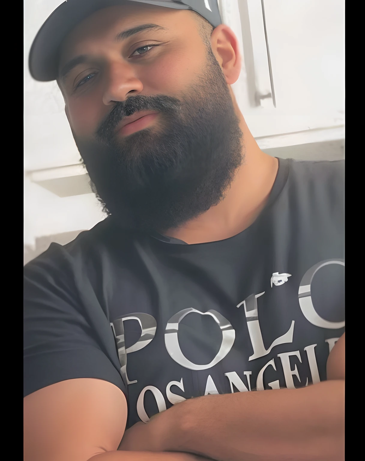 Man with beard and baseball cap standing with arms crossed, taken in the early 2020s, com uma barba preta cheia, 3 2 s, barba cheia, 3/4 perfil, foto de perfil, Riyahd Cassiem, 3 6 anofoto de um homem, Homem de 4 0 anos