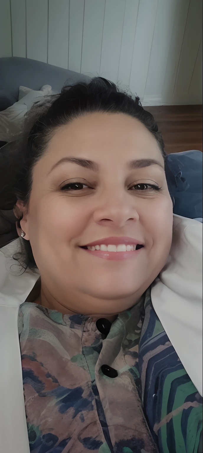 mulher sorridente deitada em uma cama com uma camisa branca e gravata azul, Mulher de 30 anos, 3 0 anos de idade mulher, Mulheres de 40 anos, 3 2 anos, 3 6 anos, 38 anos, imagem de perfil, Alanis Guillen, taken in the early 2020s, 2 9 anos, Lorena Avarez