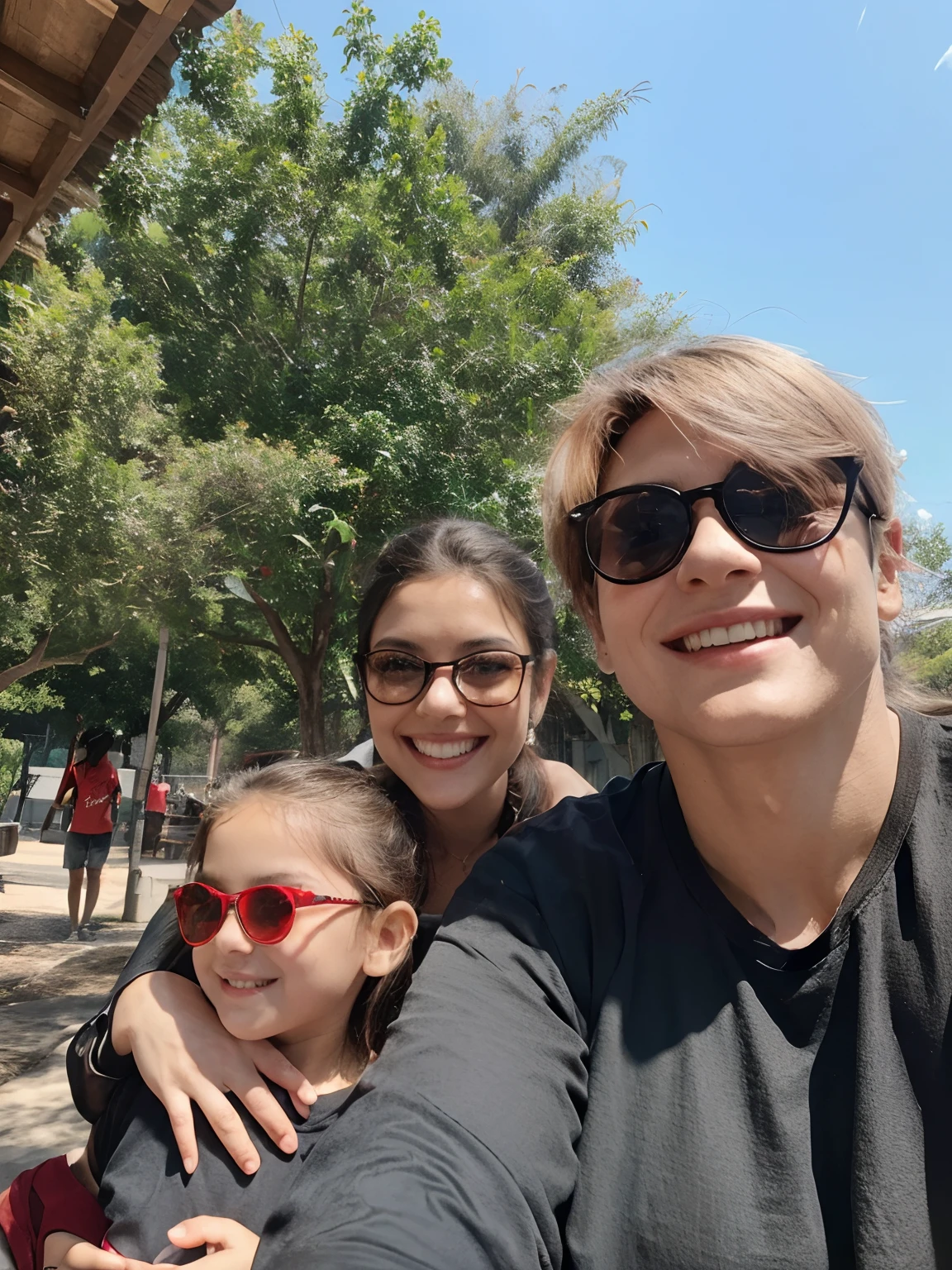 mulher cabelos curtos, grisalhos, oculos escuros, Black t-shirt and smiling together with little child in red glasses and black t-shirt, e mulher de cabelos escuros preso e oculos estilo ray ban
