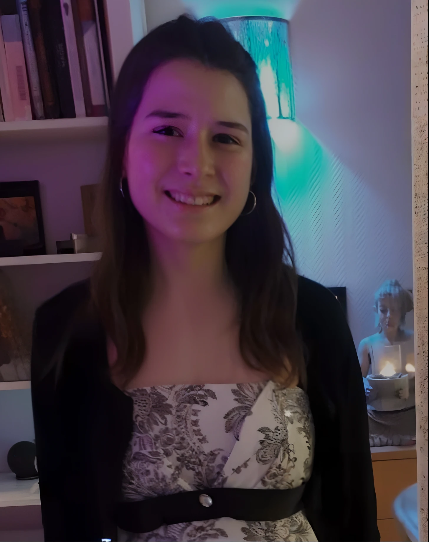 Woman in black dress and jacket standing in front of a book shelf, environ 20 ans, environ 1 9 ans, 1 8 I, Photo prise en 2 0 2 0, prise en 2022, prise en 2 0 2 0, Cadre magnifique, Photo de profil, 13 ans, Photo de profil 1024px