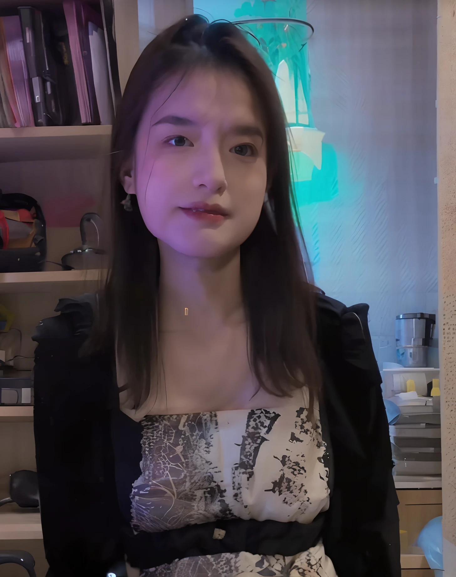 Woman in black dress and jacket standing in front of a book shelf, environ 1 9 ans, environ 20 ans, 1 8 I, prise en 2022, 1 6 ans, Photo prise en 2 0 2 0, taken in the early 2020s, prise en 2 0 2 0, 18 ans