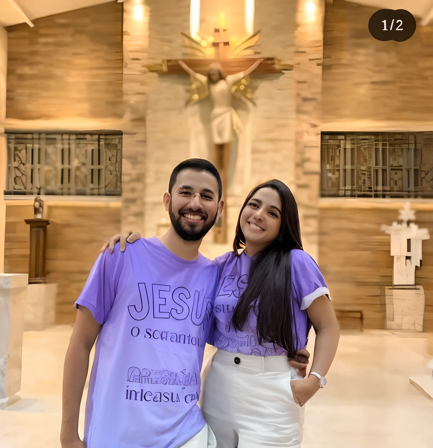 Casal Arafed posando para uma foto em frente a uma cruz, em frente ao altar, holy themed, comissionado, they are in love, In the background, corpo santo vestido, In Sao Paulo, background is celestial, neste interior da igreja, inspirado em Julius Jakoby, Lovely couple, Mescladas, no altar