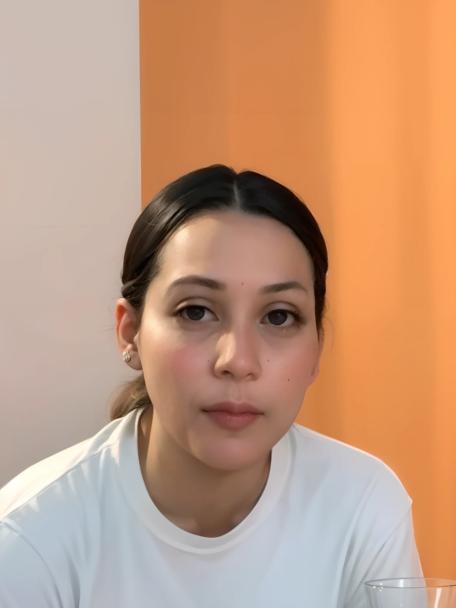 there is a woman sitting at a table with a glass of wine, 3 0 anos de idade mulher, Mulher de 30 anos, na frente de um fundo laranja, imagem frontal, imagem de perfil, photo of džesika devic, sem maquiagem, she's facing the camera, Foto de uma mulher, imagem do rosto, Andou na escola chatzipanagiotou