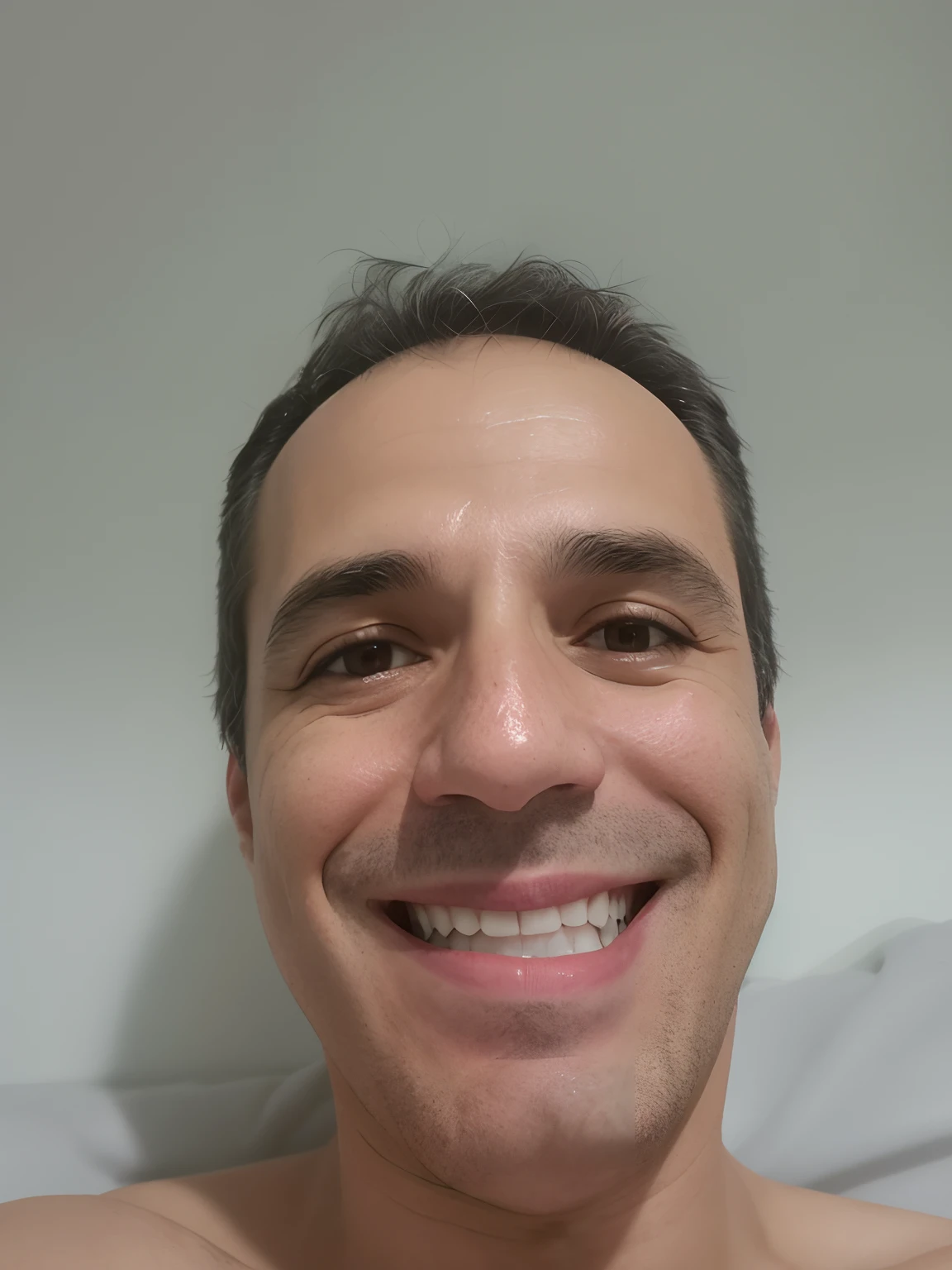 homem sorridente em uma toalha branca em uma banheira com uma parede branca, Fotografia selfie 8k, imagem frontal, david rios ferreira, selfie de um homem, Homem de 4 0 anos, foto selfie, (38 anos), front facing the camera, sorrindo e olhando diretamente, iphone selfie, 38 anos, icaro carvalho, Homens de 45 anos