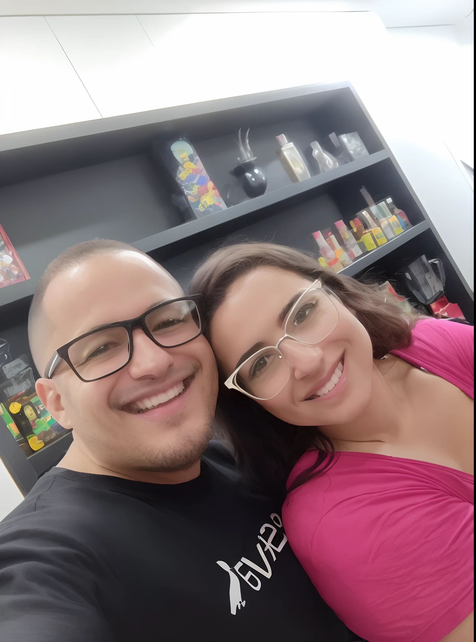 There's a man and a woman taking a selfie in a store, Casal feliz, com nerd! glasses! e cavanhaque, na cozinha, Directed by: Nandor Soldier, In Sao Paulo, Alex Yanes e Lisa Frank, Fotografia selfie 8k, em uma cozinha, iphone selfie, imagem de perfil, Malika Favre, foto selfie
