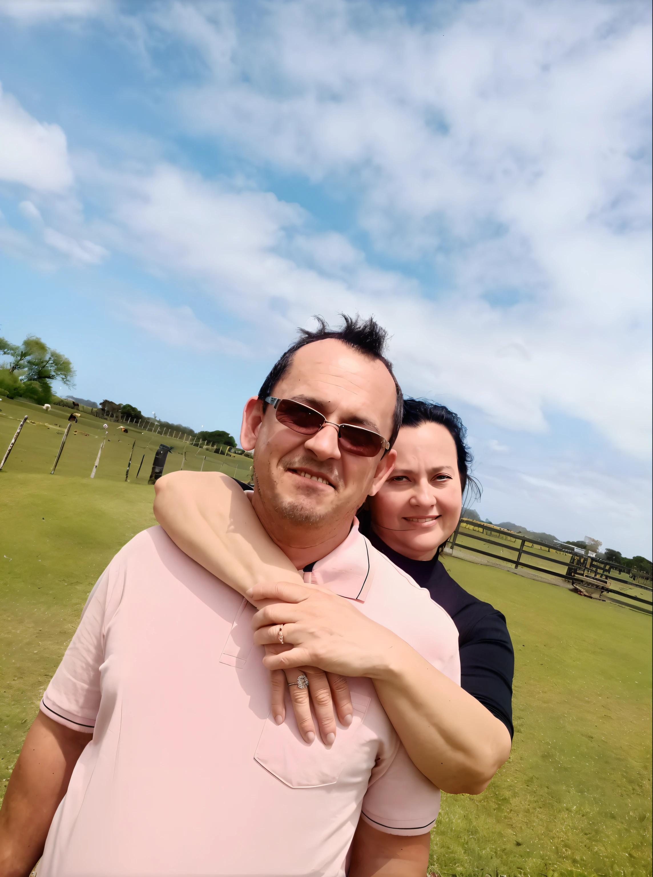 They're in a field with a frisbee in their hands, imagem de perfil, em um grande campo verde gramado, Casal feliz, dia ensolarado brilhante, fotografia, fotografia de perfil, Directed by: Lee Loughridge, lindo dia ensolarado, holiday photography, Fotografia tirada em 2 0 2 0, momma and papa, olhando parcialmente para a esquerda, com verruga, facebook post