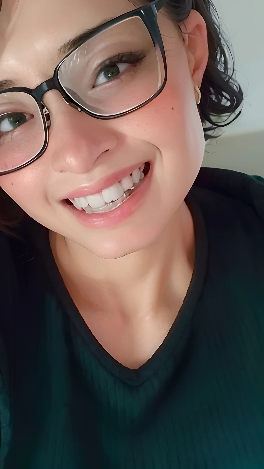 There's a woman with glasses smiling and wearing a green shirt, bonito ligeiramente nerd sorriso, sorriso detalhado, sorriso perfeito, imagem de perfil, pequeno sorriso largo, ela tem dentes brancos perfeitos, sorriso dentes afiados, Lisa Simpson usando cintas, leve sorriso nerd, submordida, sorriso largo, Sorriso meio unilateral, uncomfortable crooked smile, happily smiling at the camera