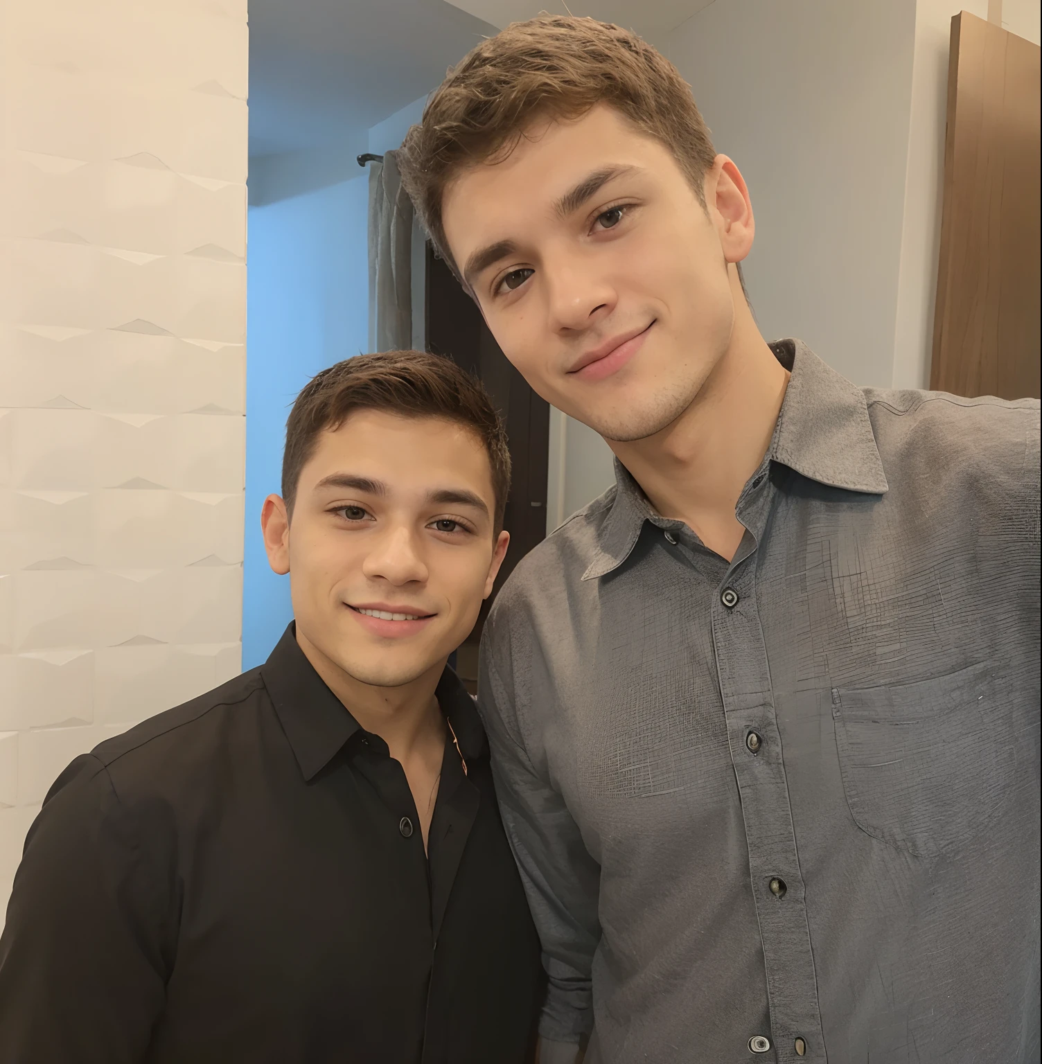 2 meninos lindos, de roupa social, na sala de casa