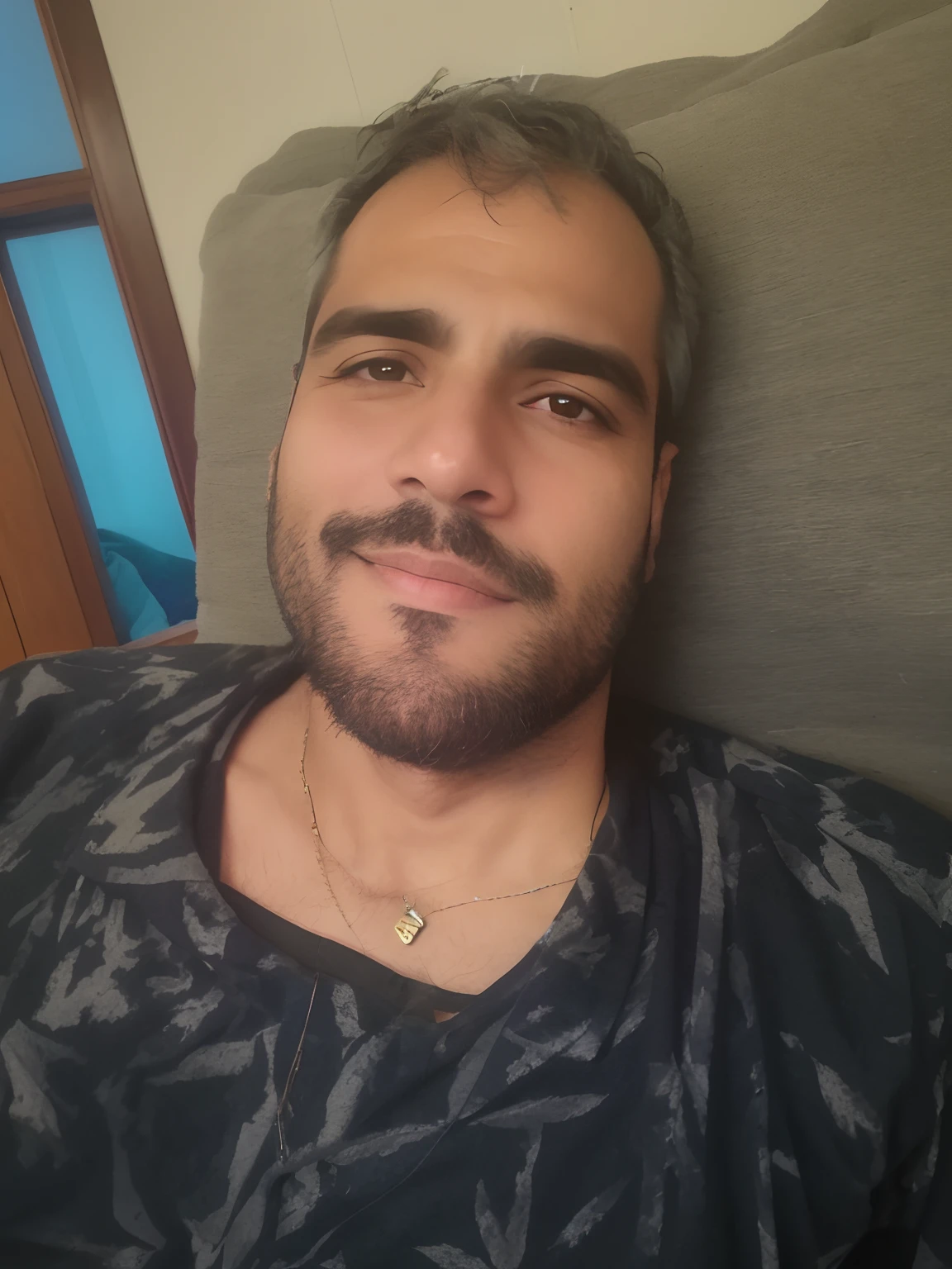 Man lying on a sofa with a necklace around his neck, 3 2 anos, Homem de 4 0 anos, david rios ferreira, 2 8 anos, 2 9 anos, icaro carvalho, 2 7 anos, caio santos, 38 anos, (38 anos), 3 6 anos, gui guimaraes