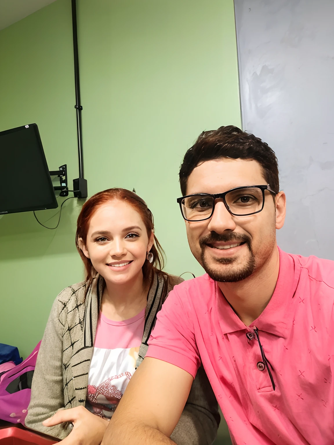 Casal lindo, He's wearing glasses and she's red hair