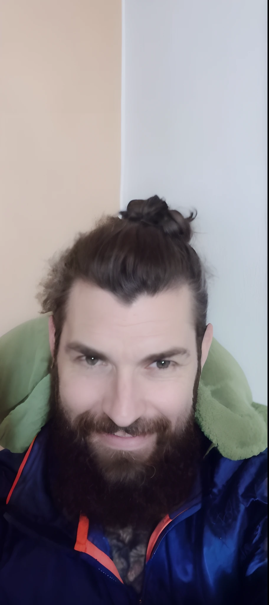 There's a man with a beard and bun on his head, 3 2 anos, Homem de 4 0 anos, 2 9 anos, 2 8 anos, rabo de cavalo e barba, Homem de 30 anos, 3 6 anos, 2 7 anos, cerca de 3 5 anos, 38 anos, Streamer do Twitch / Jogador Ludwig
