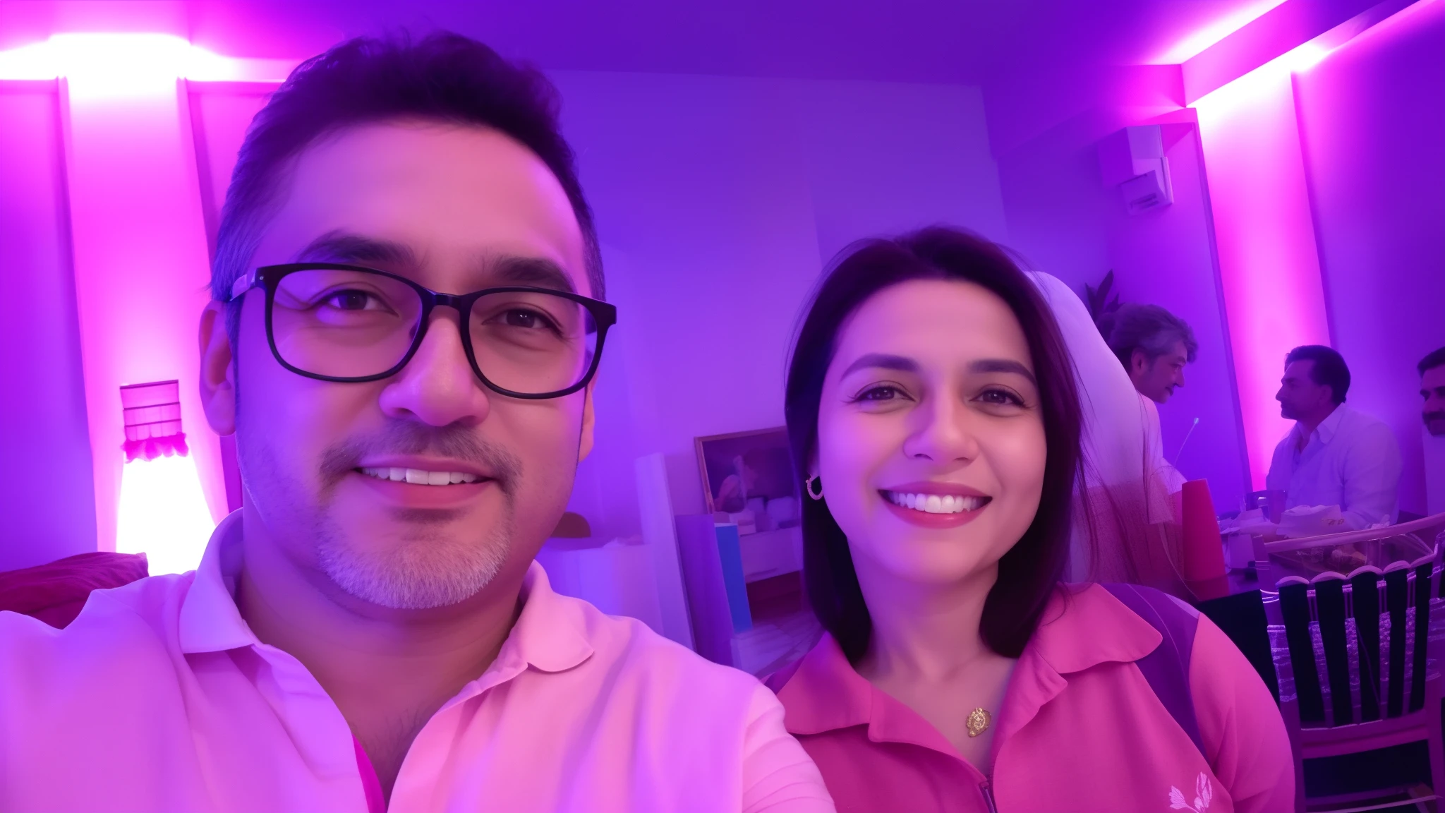 luz roxa brilhando em um homem e mulher em um quarto, Fotografia selfie 8k, imagem de perfil, imagem de qualidade muito baixa, foto do perfil, Postagem 4k, 4 k post, momma and papa, audience selfie, Postagem no Reddit, background is celestial, Casal feliz, foto de perfil, imagem do avatar, foto de perfil, qualidade muito baixa, album photo, Jose Miguel Romano Francisca