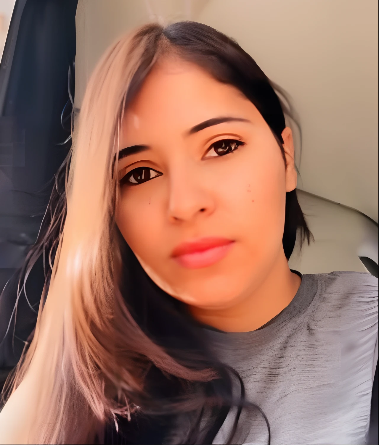 there's a woman who's sitting in a car with a cell phone, Alanis Guillen, Lorena Avarez, foto de perfil headshot, imagem de perfil, fernanda suarez, Estefania Villegas Burgos, Sara Ali, foto de perfil, selfie de uma jovem mulher, foto de perfil, sem maquiagem, foto portait foto de perfil