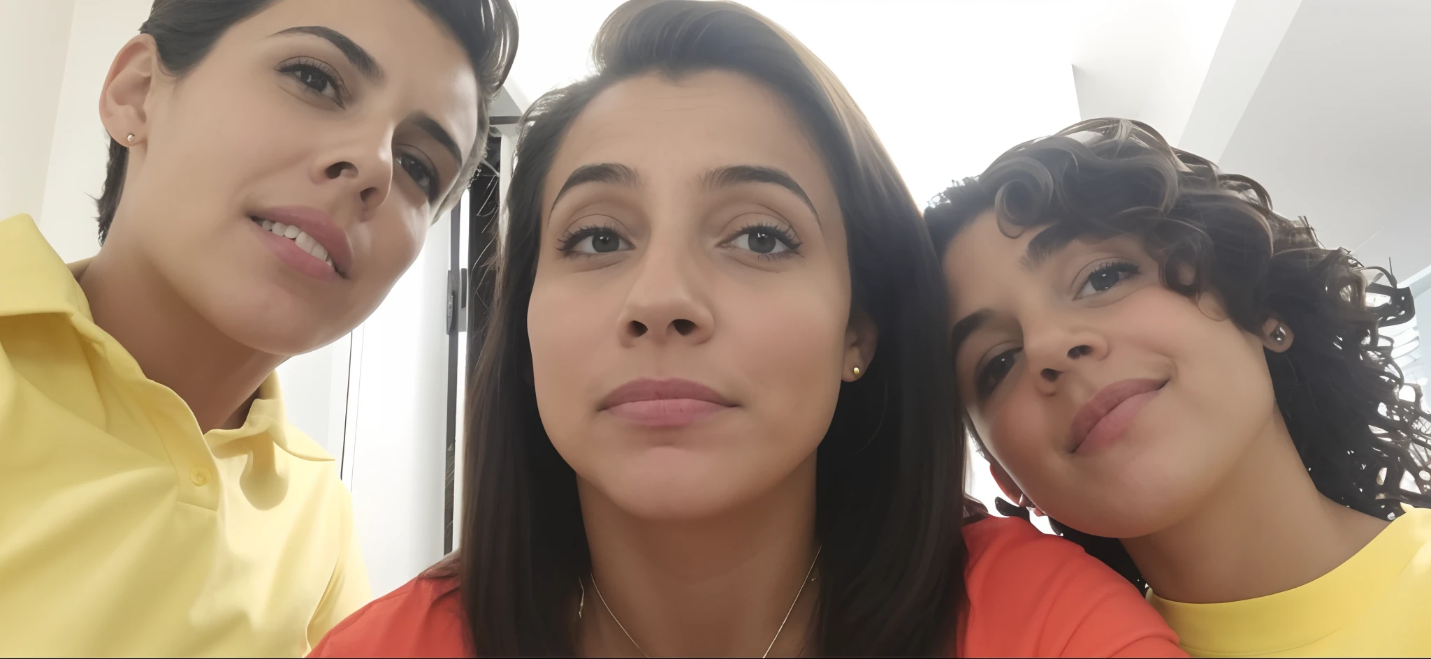 There are three children who are posing for a picture together, com rostos molhados!!, cara assustada, cara de bobo, funny faces, rosto suado, muito bobo olhando, foto do snapchat, sneering at the camera, imagem de perfil, cara boba fofa, Mulher de 30 anos, 3 0 anos de idade mulher, caretas, cara de louco, foto do perfil, cara aterrorizante