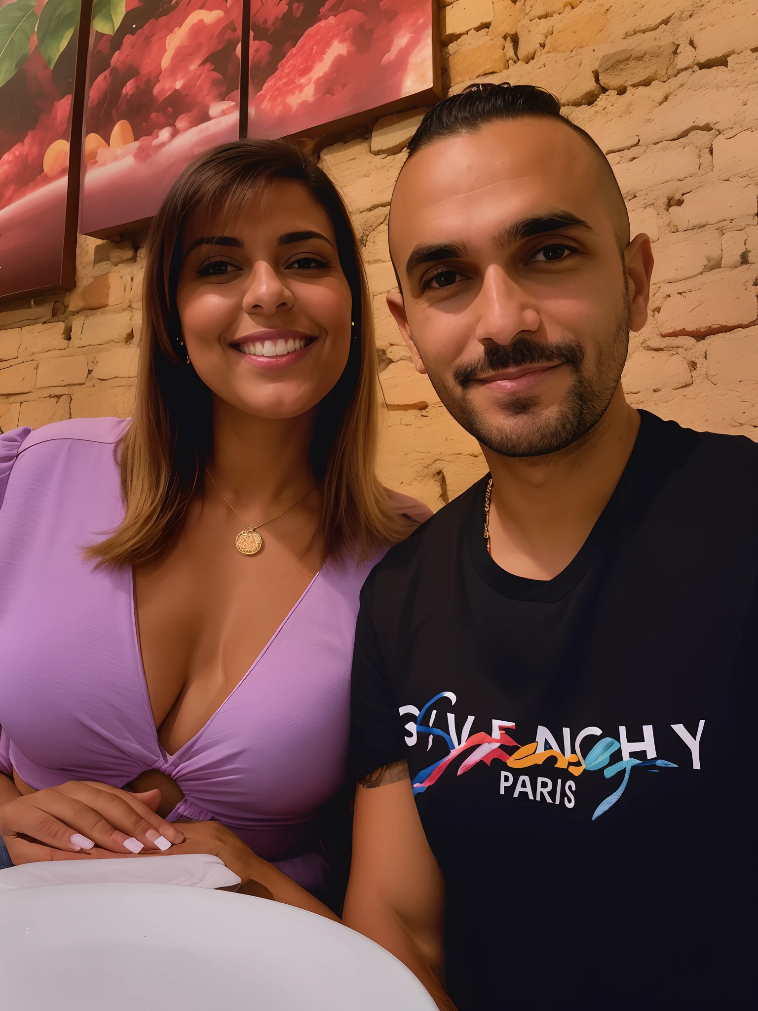 casal sorridente sentado em uma mesa com uma pizza na frente deles, Mulher francesa de 30 anos, Alex Yanes e Lisa Frank, Ayanamikodon e Irakli Nadar, Mia califa, muito saboroso, 4 k post, Sakimichan e Frank Franzzeta, Postagem 4k, Mulher de 30 anos de Cuba