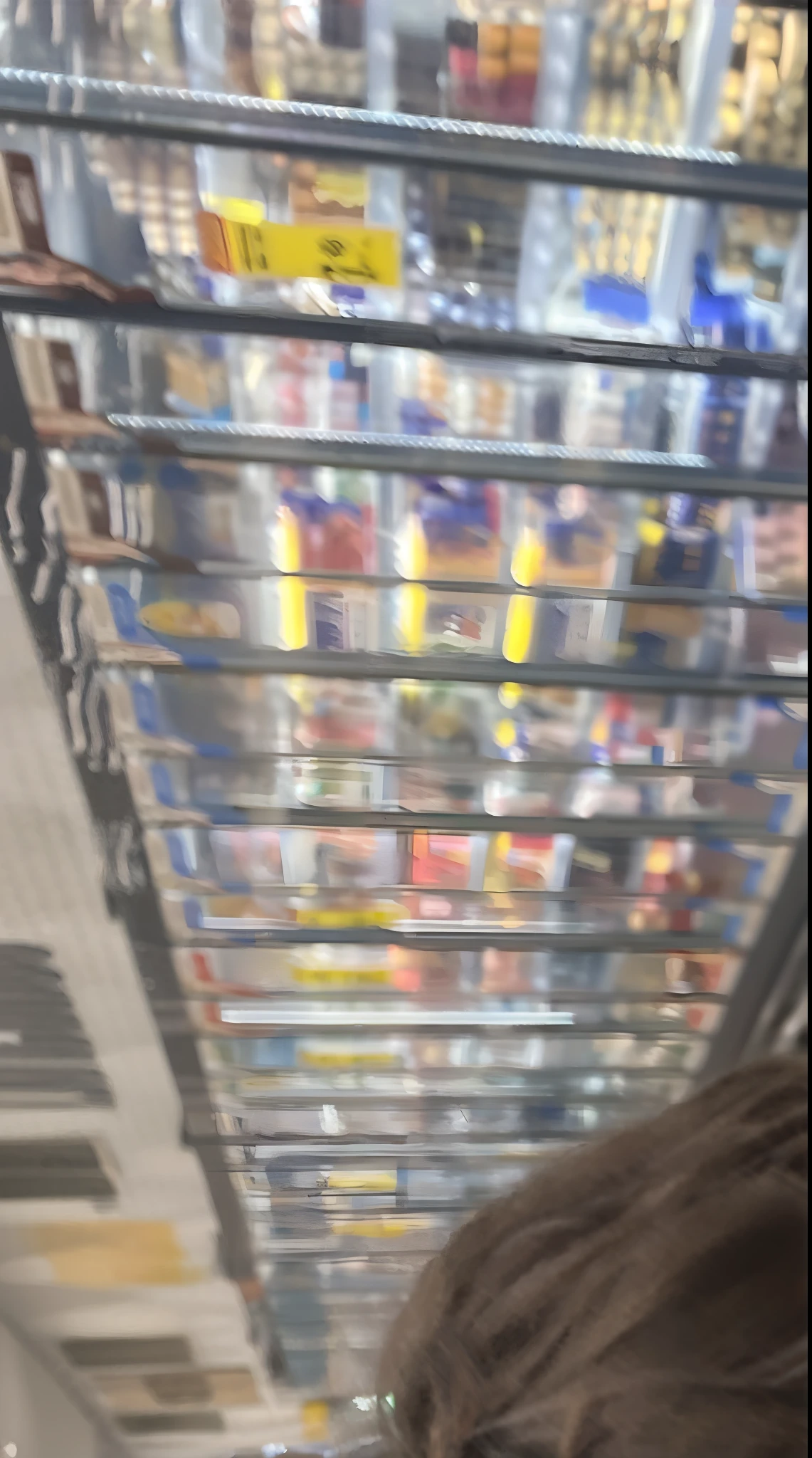 There's a boy standing in a shop with a donut, aparecer em um shopping center, imagem de qualidade muito baixa, ficou em um supermercado, em um shopping, em um shopping, Tomado com Sony Alpha 9, Asher Duran, foto para uma loja, waving at the camera, Riyahd Cassiem, Reyyan, taken with the best dlsr camera