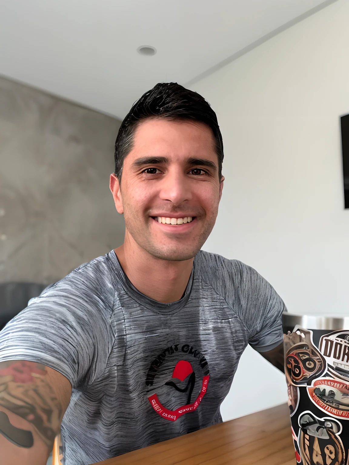 Smiling man sitting at a table with a cup of coffee, Carmelo Blandino, david rios ferreira, icaro carvalho, edu souza, Raphael Personnaz, andrea rocha, Artur Bordello, imagem de perfil, Cristiano Orrillo, damian kryzwonos, Ricardo Milos, George Doutsiopoulos, José Moncada