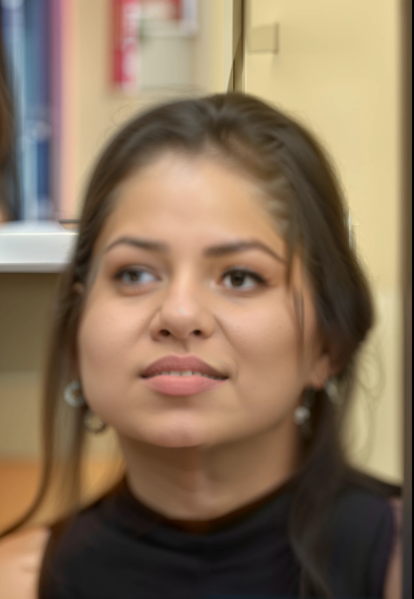 mulher com cabelo comprido sentada em frente a uma estante de livros, foto do perfil, Alanis Guillen, fernanda suarez, taken in the early 2020s, tiradas no final dos anos 2000, photo of džesika devic, Lorena Avarez, Moleksandra Shchaslyva, Svetlana Tigai