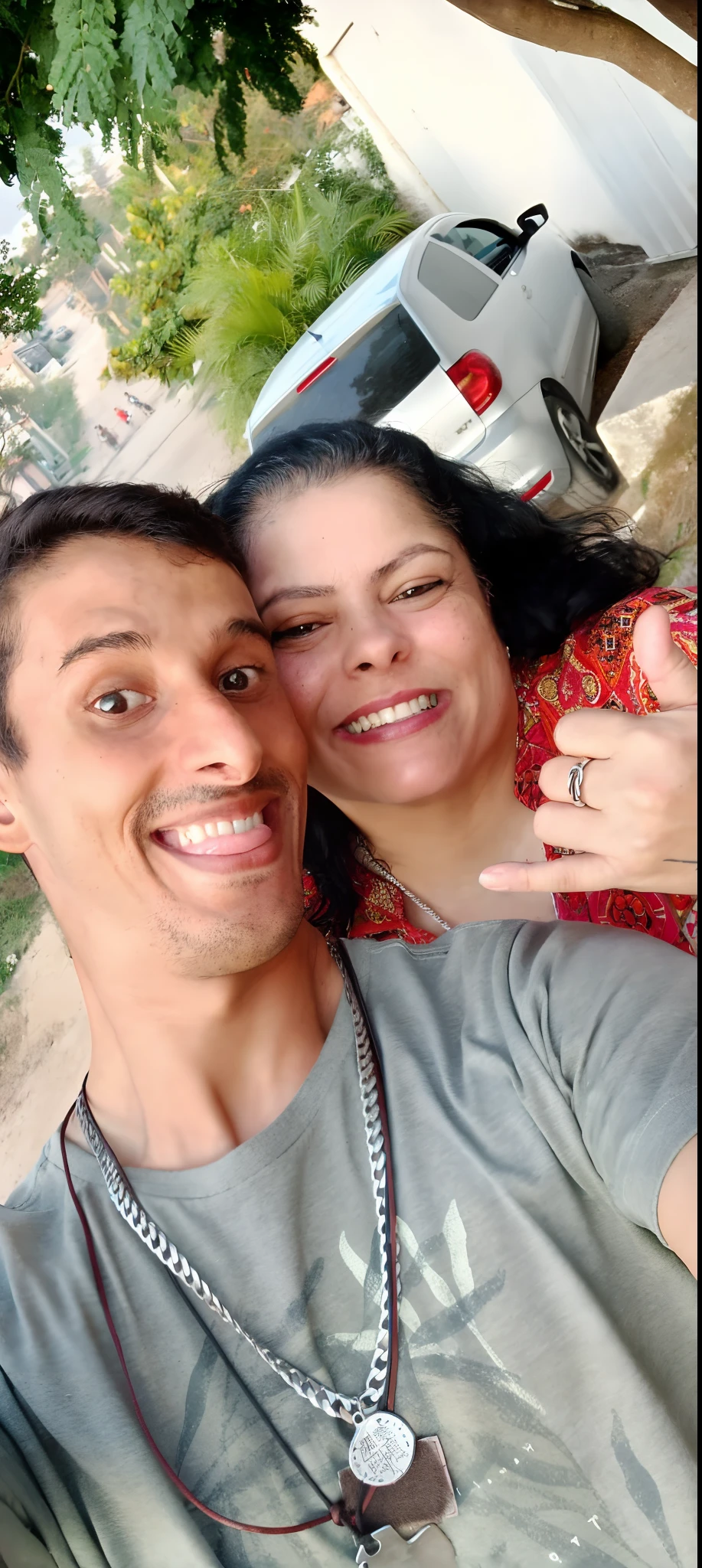 there is a man and woman taking a selfie in the street, 3 5 year brazilian mother, facebook post, imagem de perfil, Directed by: Nandor Soldier, Directed by: Samuel Silva, momma and papa, Directed by: Daniel Lieske, foto de perfil, foto modo retrato, Casal feliz, andrea rocha, Malika Favre, por Romain brook, Fotografia selfie 8k