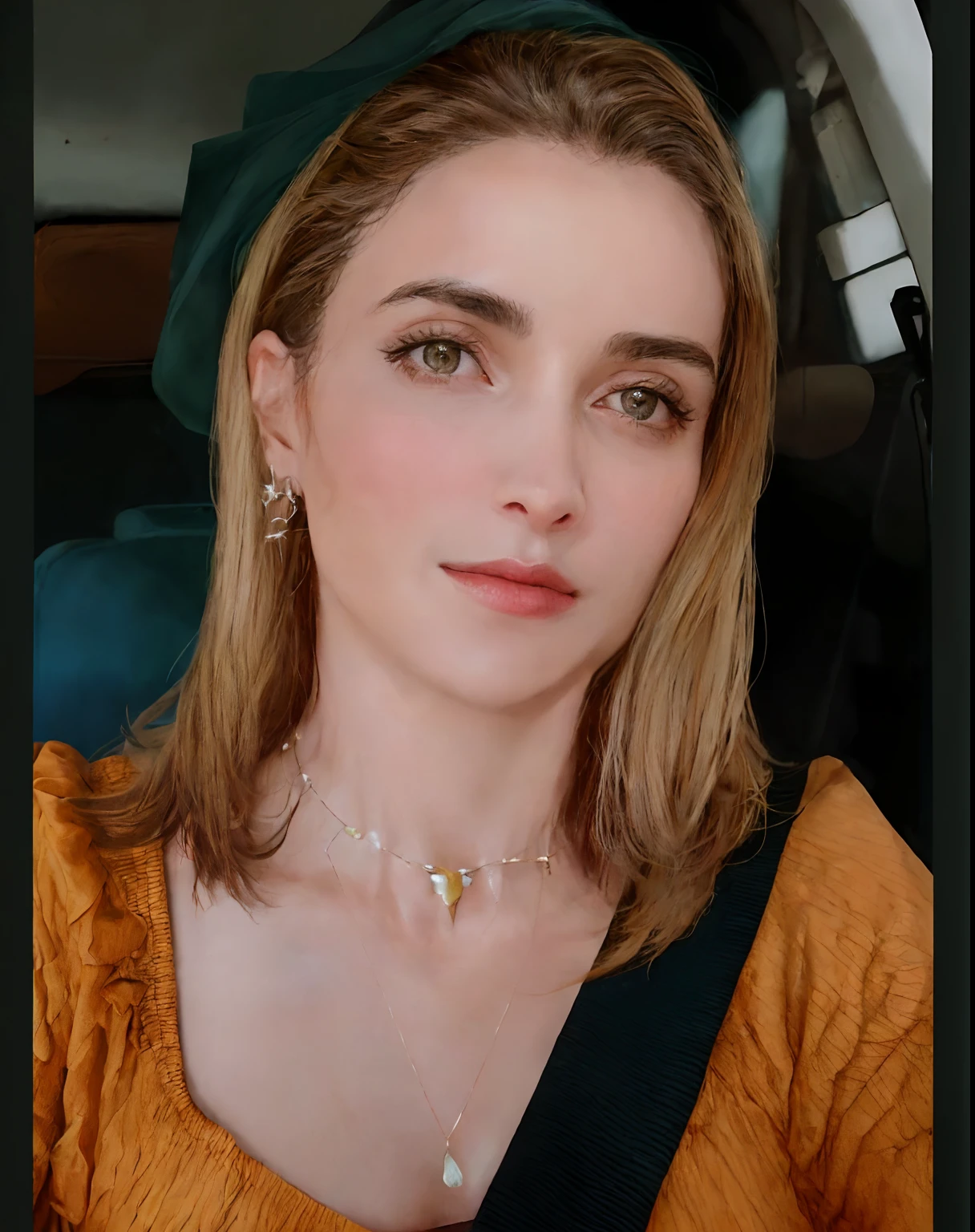 there is a woman with a necklace and a necklace on her neck, Directed by: Nandor Soldier, taken in the early 2020s, vestindo gargantilha detalhada dourada, Mulheres de 40 anos, imagem de perfil, inspirado em Maria Helena Vieira da Silva, 3 0 anos de idade mulher, Mulher de 30 anos, imagem de qualidade muito baixa