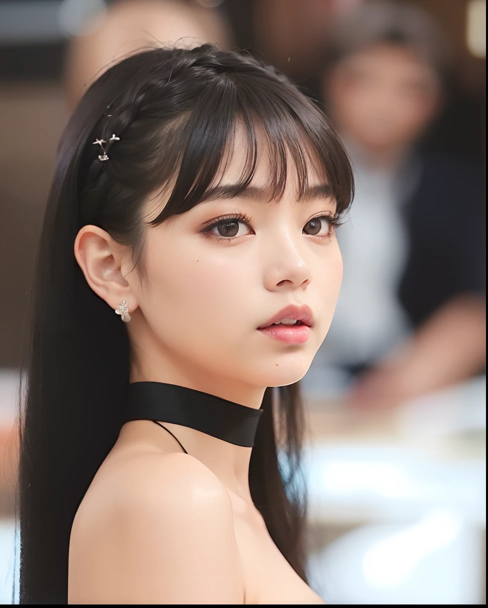 um close up de uma mulher com uma gargantilha preta e um vestido preto, Lalisa Manobal, Lalisa Manoban do Blackpink, jennie blackpink, com franja, Yoshitomo Nara, Ela tem cabelo preto com franja, com franja completa, Chiho, O corte Hime, Shikami, branco hime corte penteado