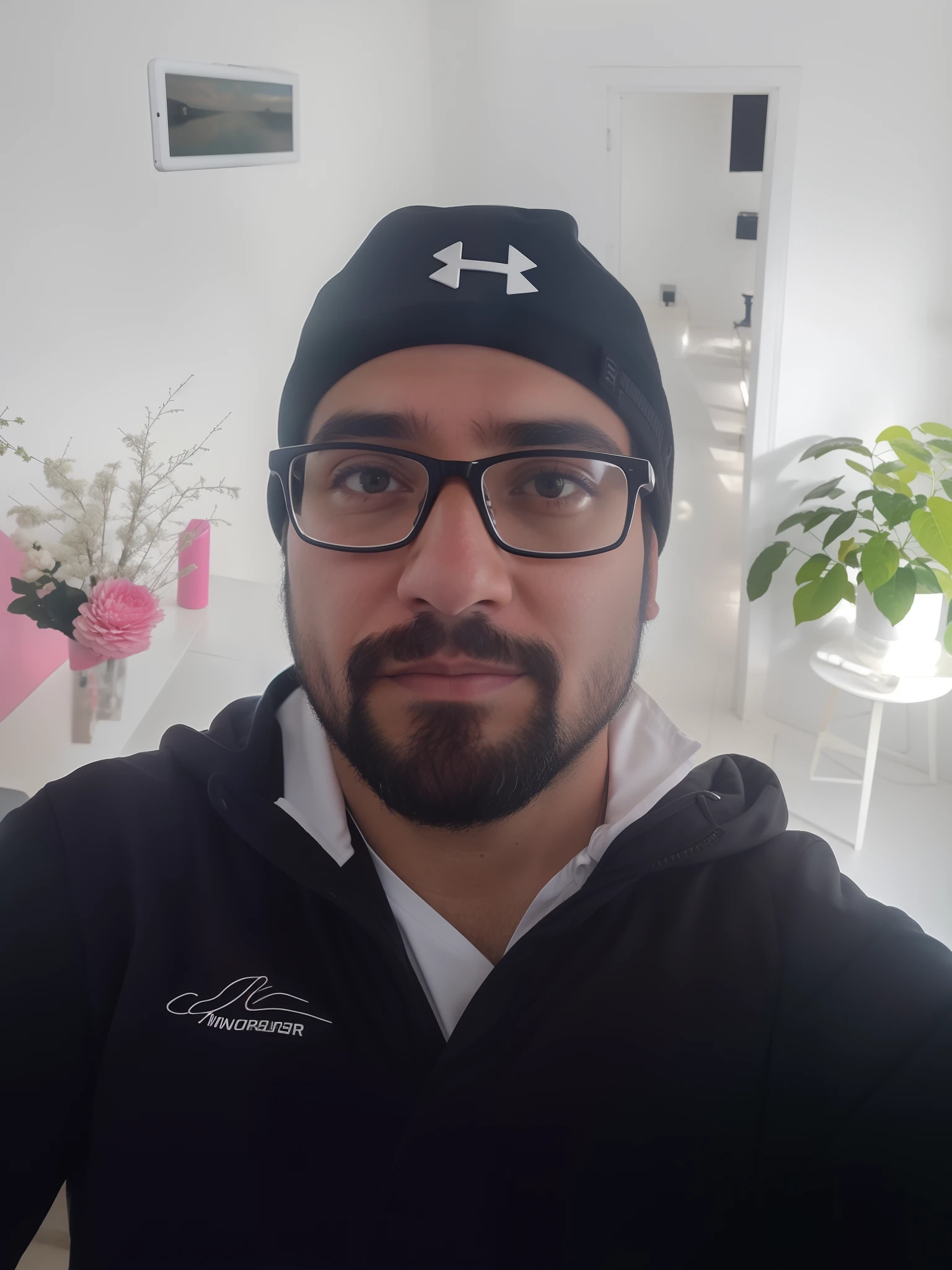 there is a man with glasses and a hat taking a selfie, Fotografia selfie 8k, apenas neve no fundo, imagem profissional, foto de perfil profissional, sem barba, sem barba, imagem de qualidade muito baixa, foto de perfil headshot, selfie de um homem, imagem do rosto, 3 2 anos, imagem interna, taken in the early 2020s