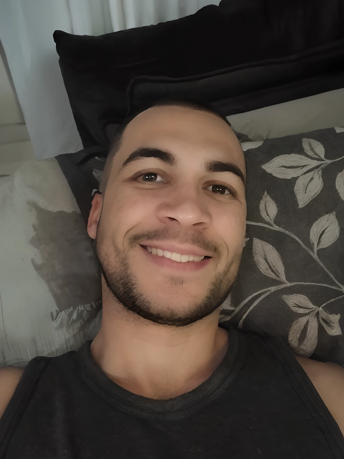 Homem deitado em uma cama com um travesseiro e um travesseiro, 2 8 anos, 2 7 anos, 3 2 anos, 2 9 anos, caio santos, 38 anos, (38 anos), 3 6 anos, david rios ferreira, 35 anos, 3 5 anos, Homem de 4 0 anos