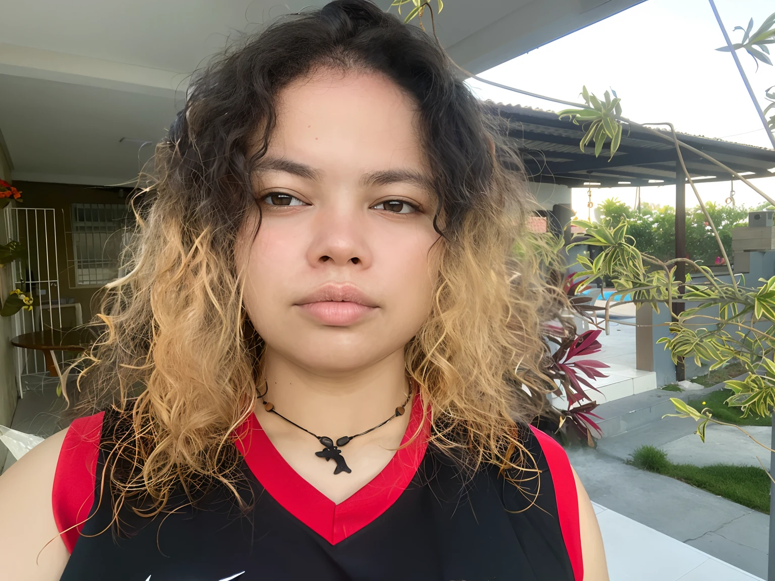 There's a woman with a necklace around her neck and a necklace with a cross on it, 18 anos, 21 anos, south east asian with round face, 2 3 anos, com longos cabelos cacheados, 1 6 anos, 2 2 anos, 2 8 anos, 2 7 anos, imagem frontal, sem maquiagem cabelo ondulado