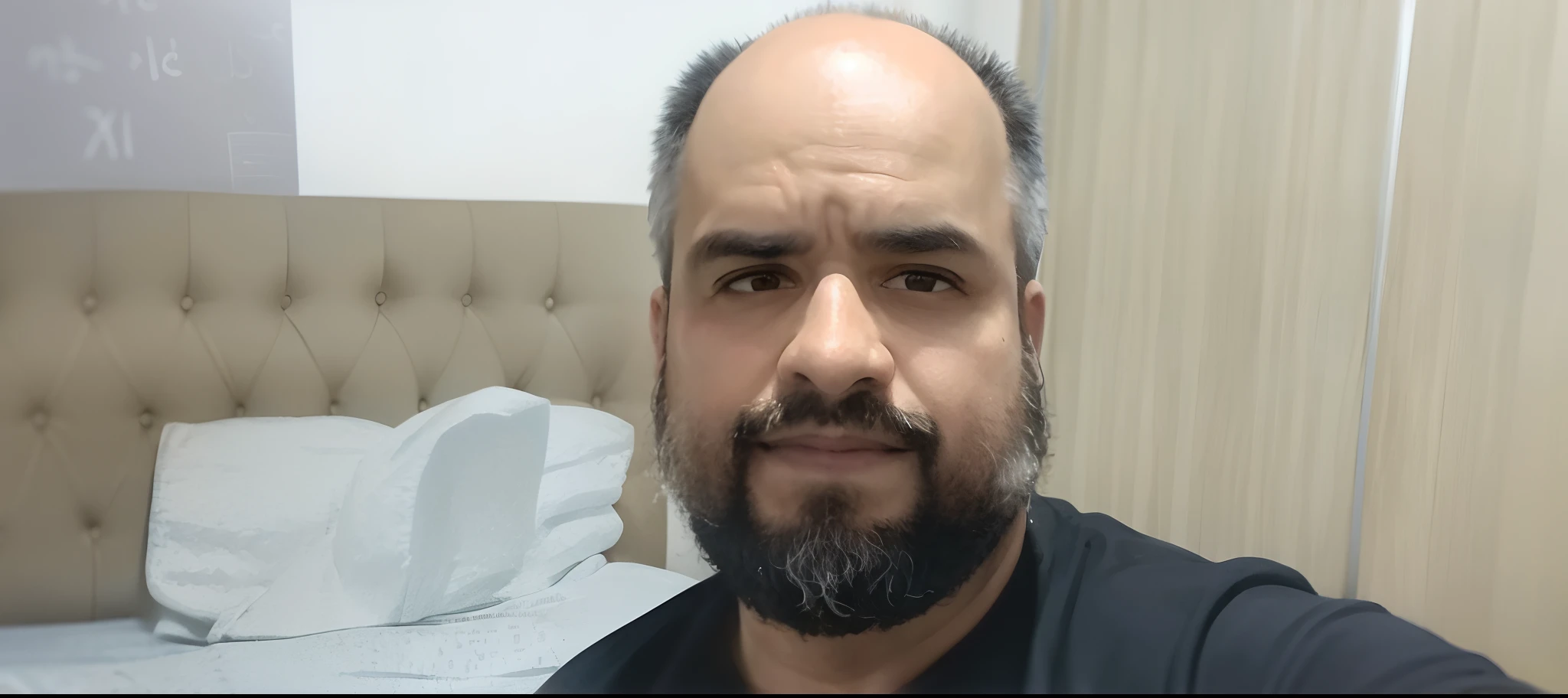 there is a man with a beard and a black shirt on, sem barba, Fotografia selfie 8k, Emad Mostaque, Homem de 4 0 anos, sem barba, foto selfie, edu souza, Postagem no Reddit, david rios ferreira, In Sao Paulo, taken with sony a7r camera, sem barba e bigode, photo taken with Sony a7R Pixar math teacher camera