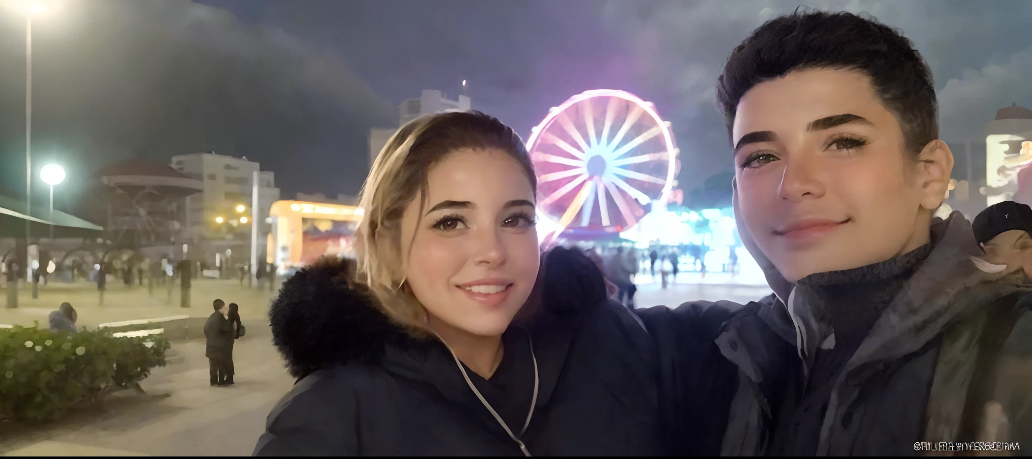 They are posing for a photo in front of a Ferris wheel, imagem de perfil, Estefania Villegas Burgos, Parque em segundo plano, Lorena Avarez, Mulher de 30 anos, 3 0 anos de idade mulher, com um parque ao fundo, homem de 40 anos de idade