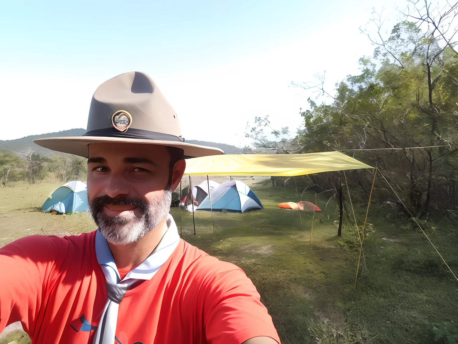 There's a man in a hat and tie taking a selfie, He's camping, aacampamentoamentos em segundo plano, aacampamentoamento militar ao fundo, Campismo, Forrest em segundo plano, aacampamentoamento de tendas em primeiro plano, aacampamentoamento, foto selfie, Forrest em segundo plano, wearing a travel hat, me, acampamento, usando equipamento de aventura, Directed by: Aleksander Kotsis