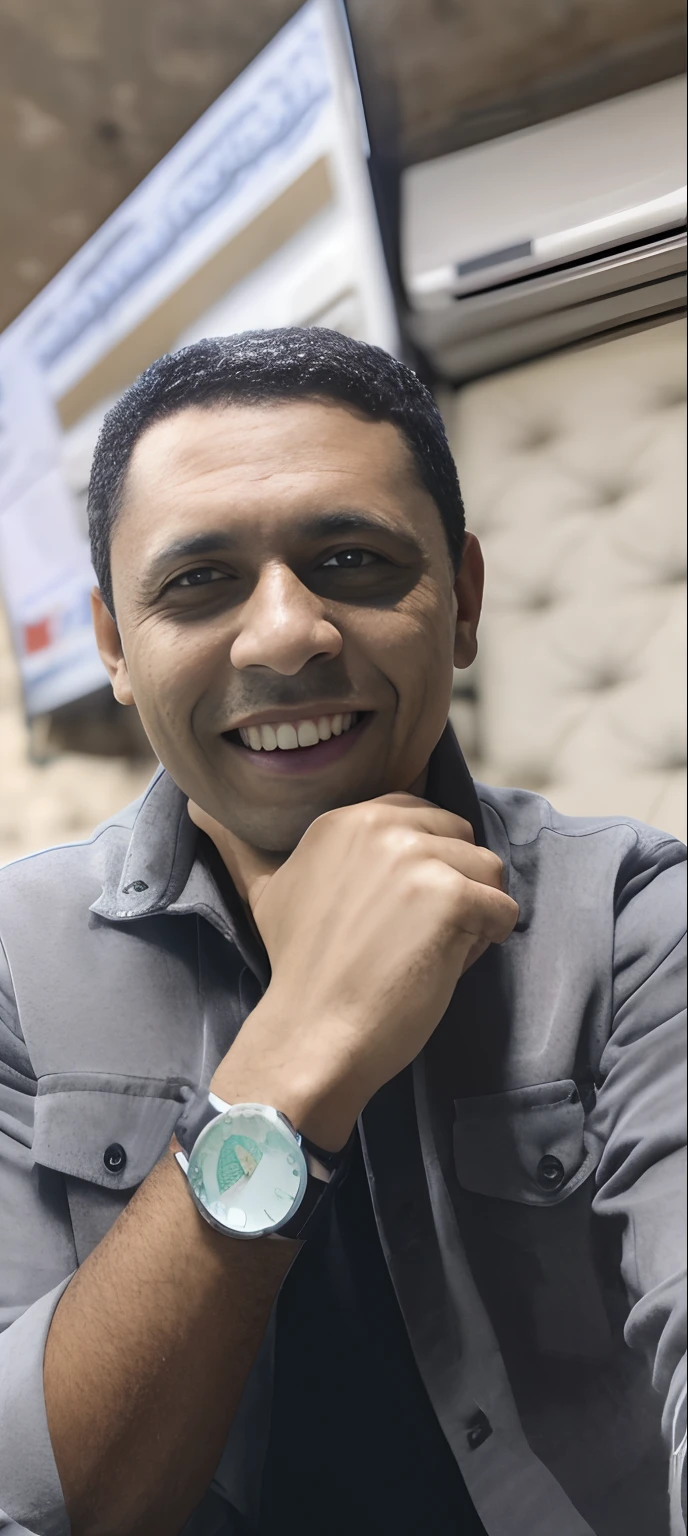 Smiling man in a gray shirt and black shirt with a watch, Mohamed Chahin, Riyahd Cassiem, taken in the early 2020s, david rios ferreira, edu souza, Mohamed Reda, foto modo retrato, Jorge Pemba, Homem de pele marrom com um sorriso gigante, inspirado em Ismail Gulgee, foto de um homem, foto retrato