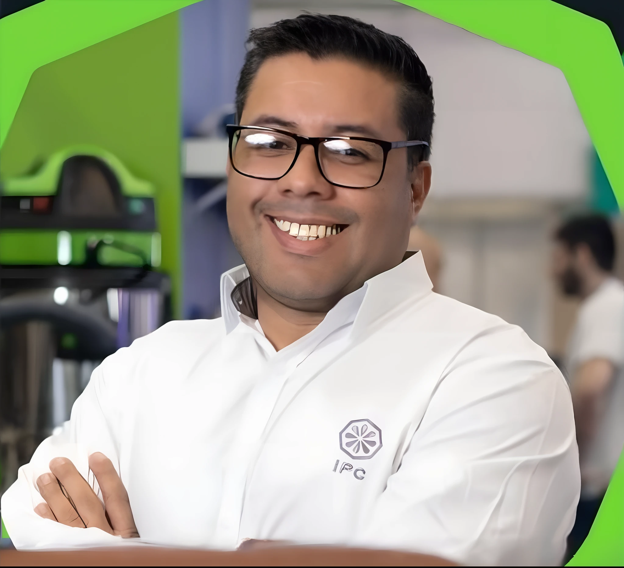 A man in glasses and white shirt smiles, icaro carvalho, Emad Mostaque, Mohamed Chahin, foto de perfil profissional, foto do perfil, com a camisa com logo da IPC em verde