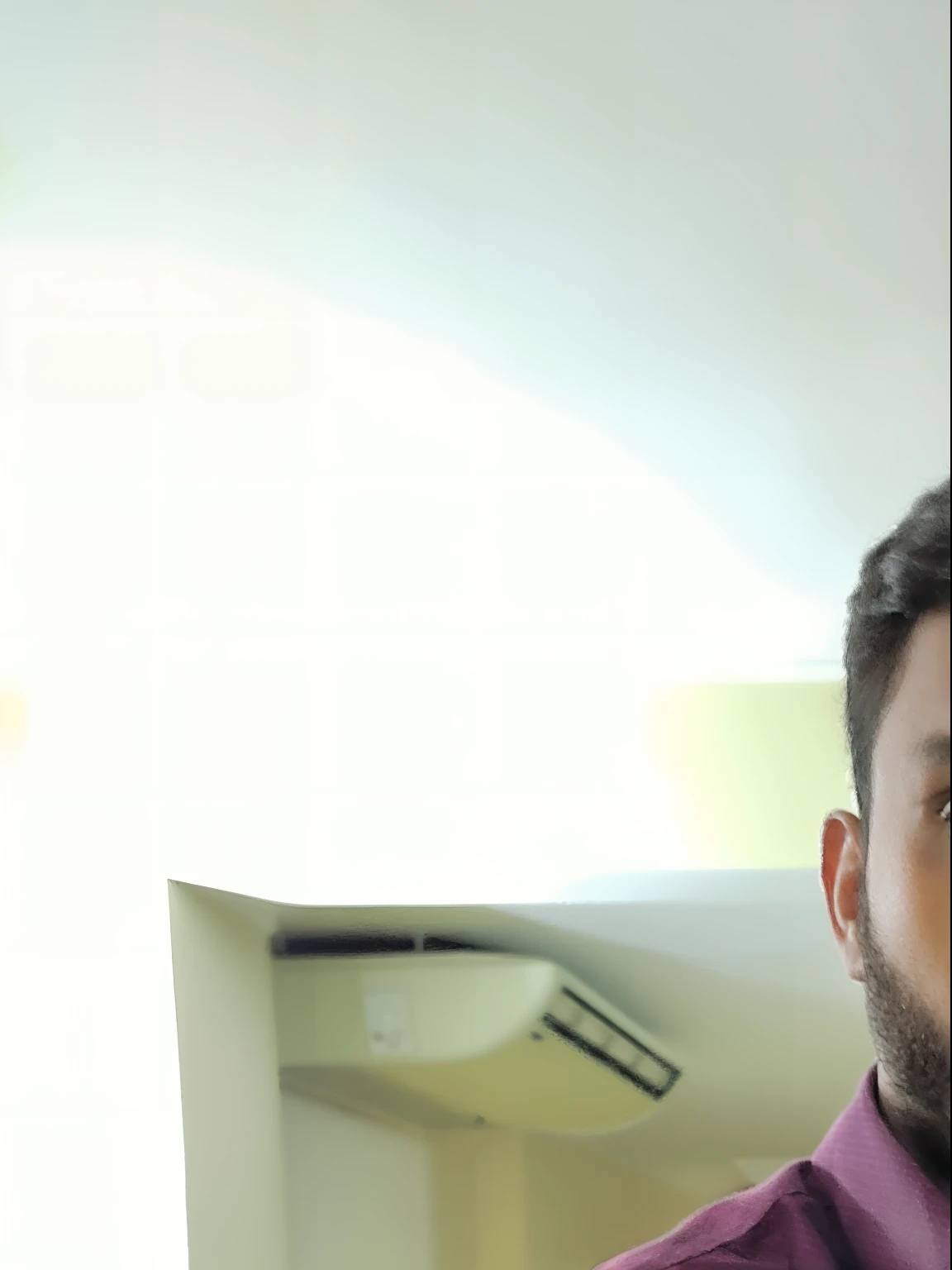 There's a man taking a selfie in a hotel room, Fotografia selfie 8k, full body profile camera shot, holding a very advance phone, Retrato tirado 8 K, he is holding a smartphone, full body in camera, Tiro na Canon EOS R5, Tiro na Canon EOS R 5, imagem de qualidade muito baixa, Tiro na Nikon Z9