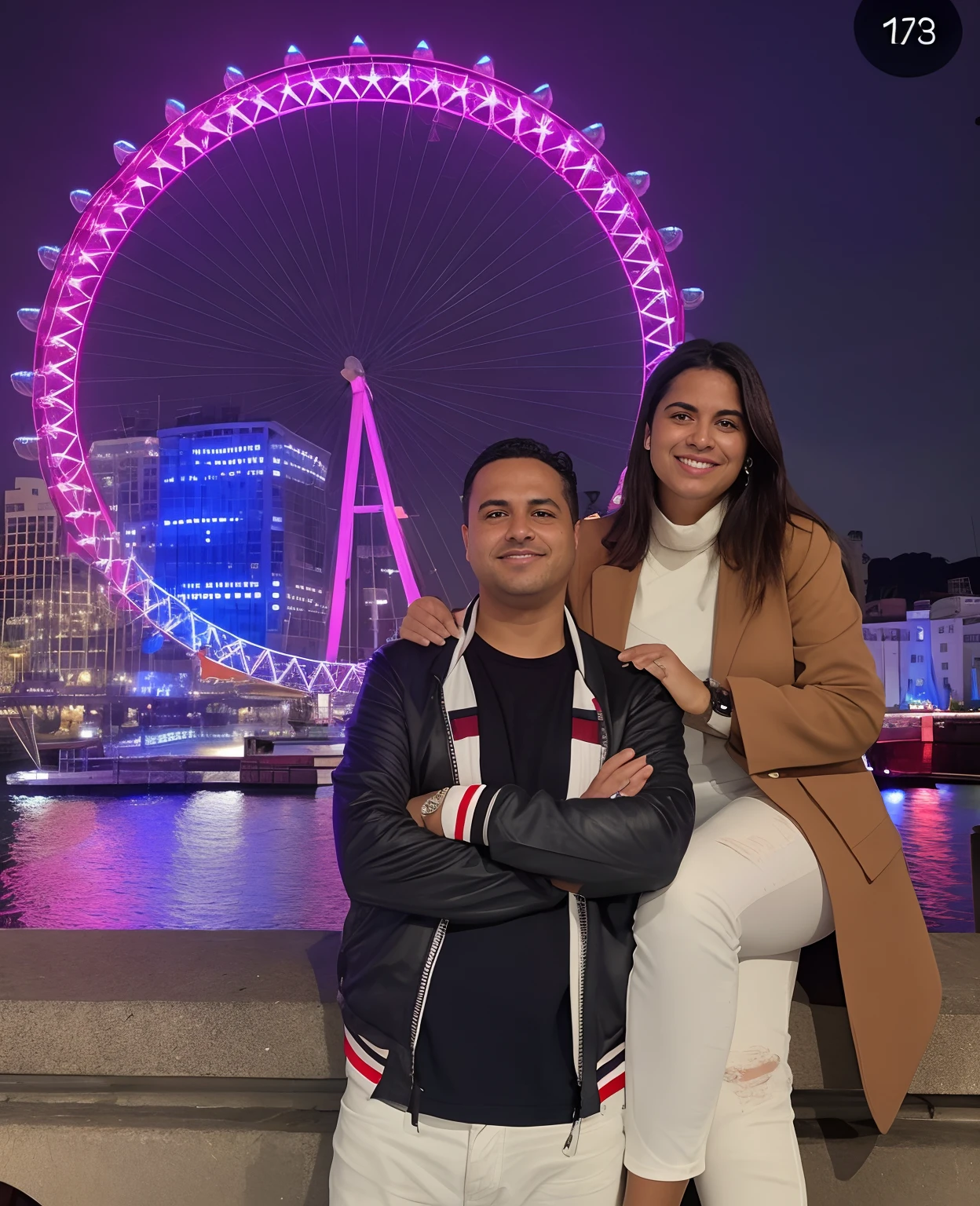 Araffe and a woman standing next to each other in front of a Ferris wheel, olho de londres, em londres, tomada em 2 0 2 0, vacation photo, tiradas em 2022, Fotografia tirada em 2 0 2 0, Ayanamikodon e Irakli Nadar, In the background, suave em _ O pano de fundo
